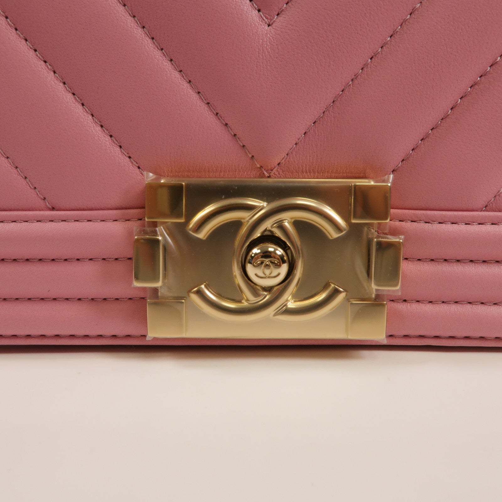 CHANEL 牛皮皮革Boy Chanel金扣肩背袋