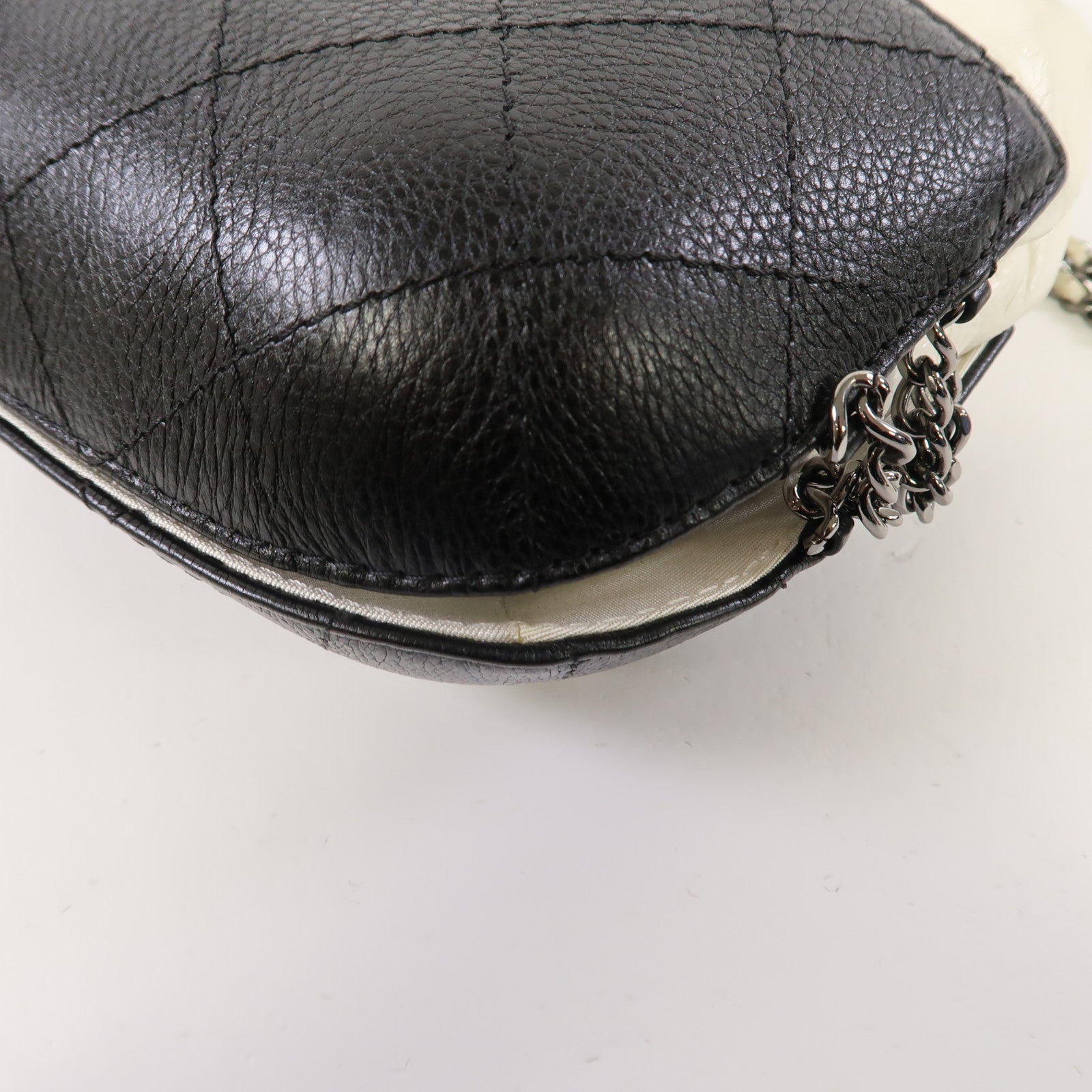 CHANEL 牛皮皮革Chain Shoulder鏈帶肩背袋黑色/白色