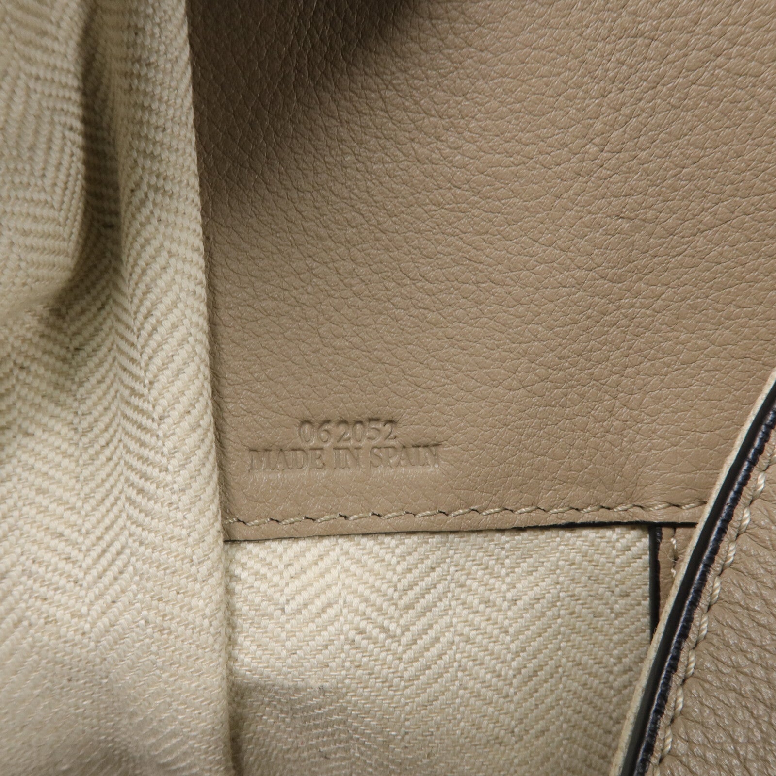LOEWE 牛皮皮革Hammock Medium手挽肩背兩用袋