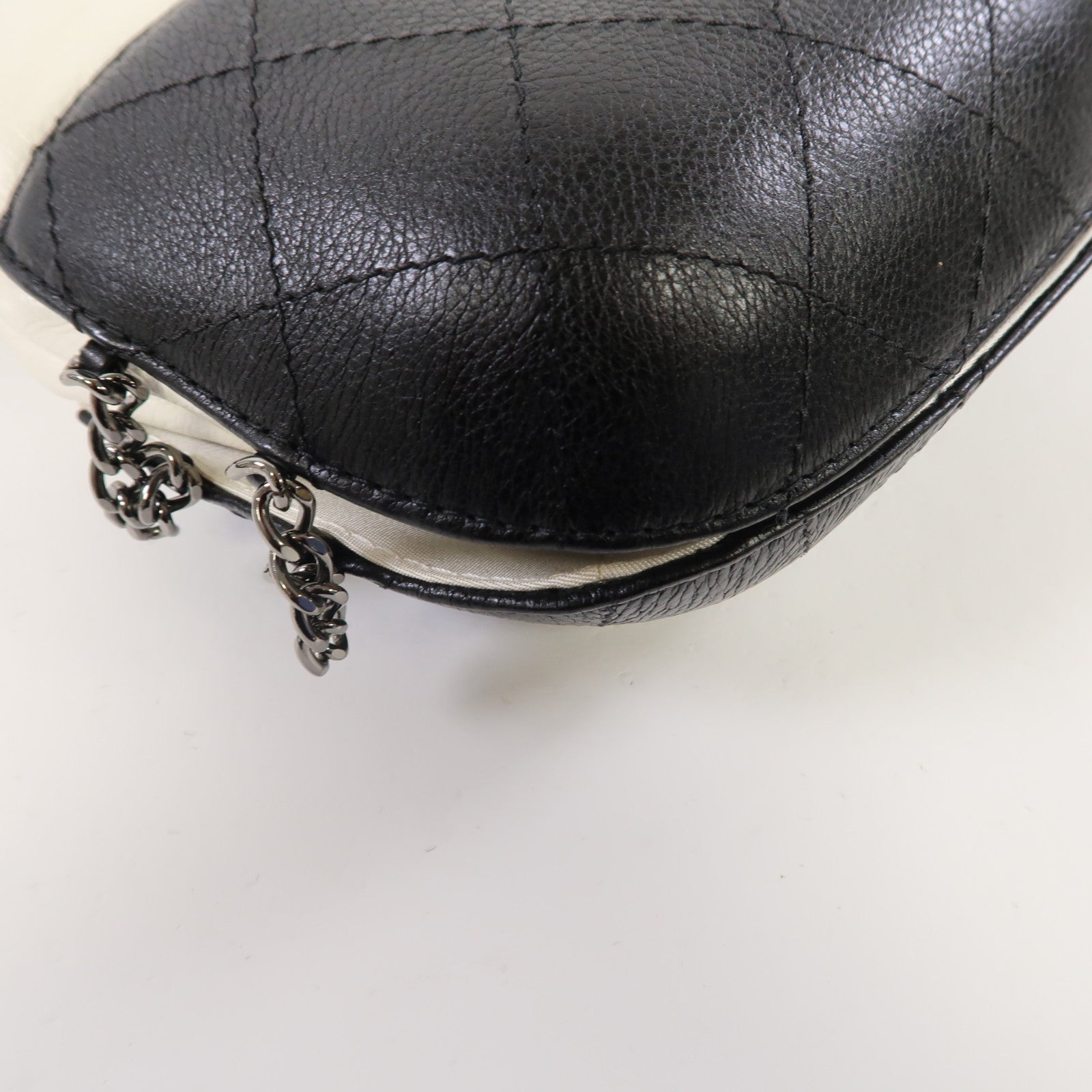 CHANEL 牛皮皮革Chain Shoulder鏈帶肩背袋黑色/白色