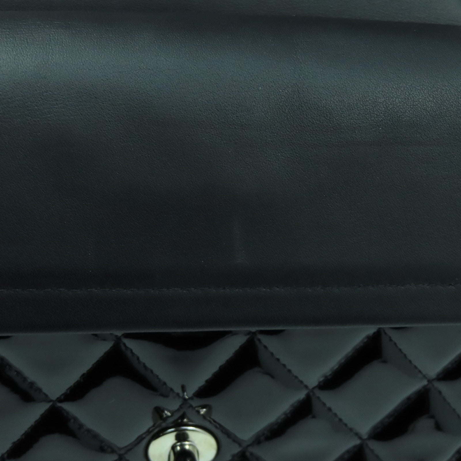 CHANEL 菱格漆皮皮革Classic 25cm銀扣鏈帶肩背袋黑色