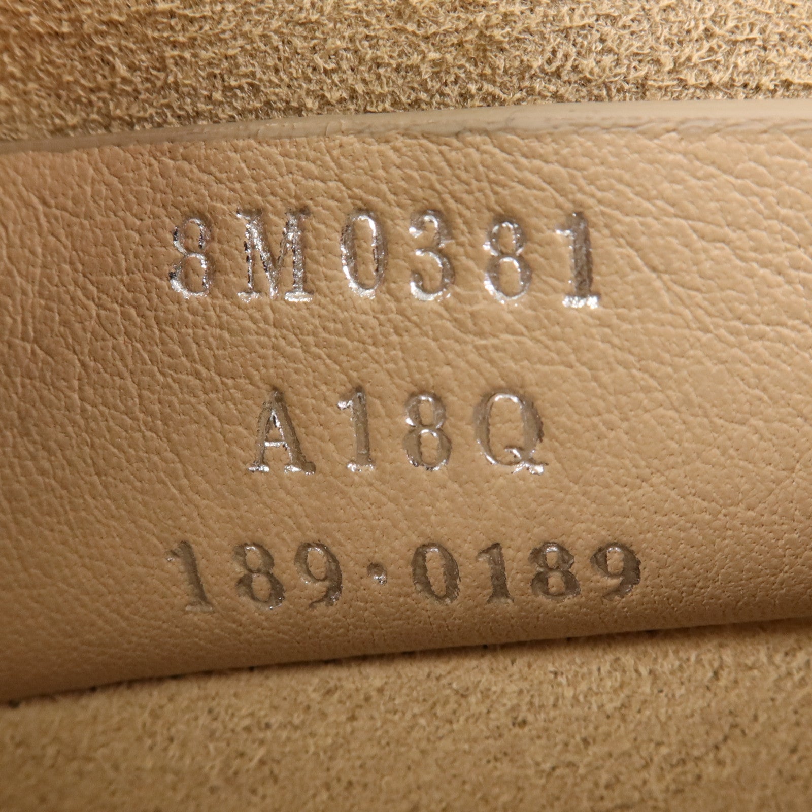 FENDI 牛皮皮革Kan I銀扣肩背袋