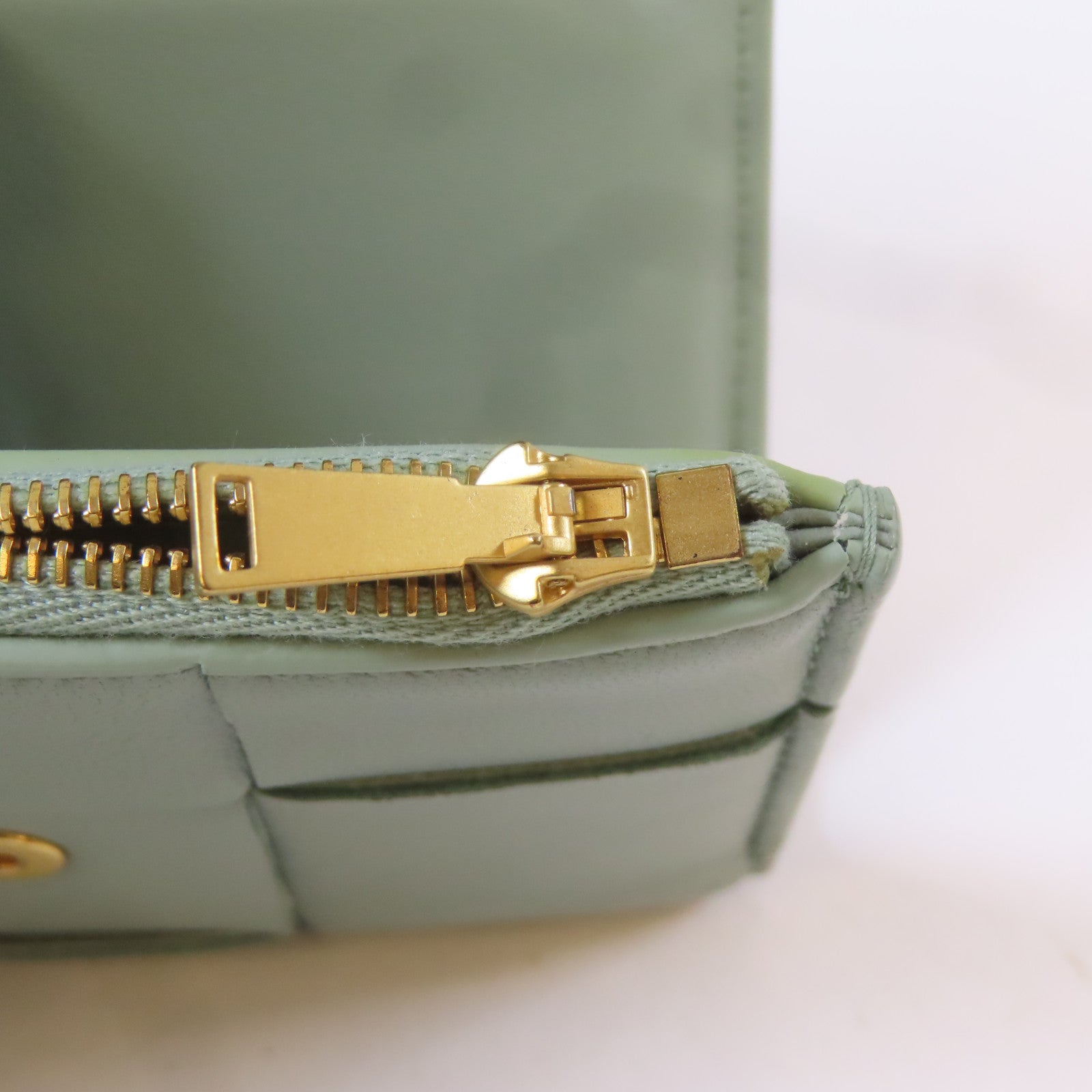BOTTEGA VENETA 織紋羊皮皮革Trifold Wallet金扣錢包淺綠色