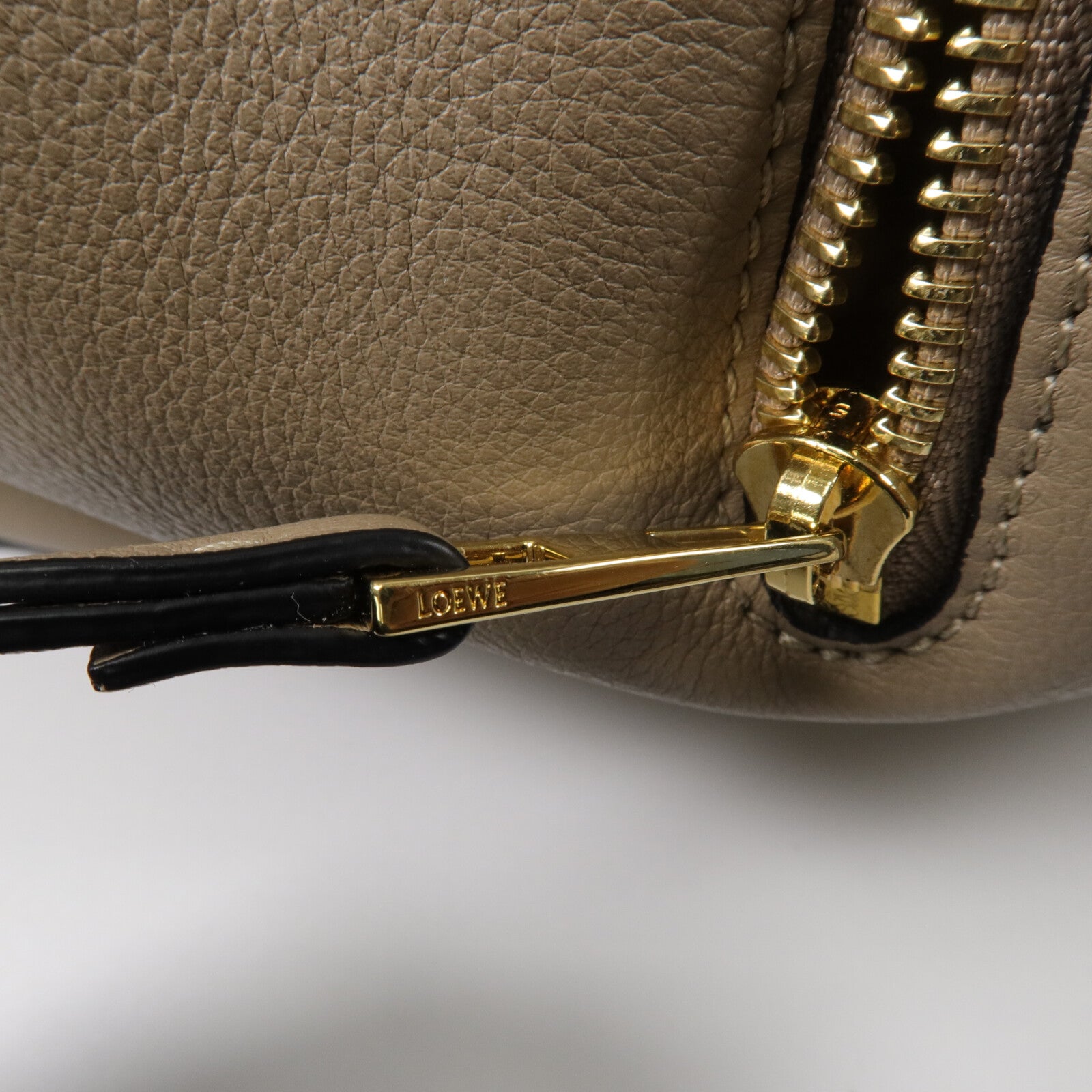 LOEWE 牛皮皮革Hammock Medium手挽肩背兩用袋