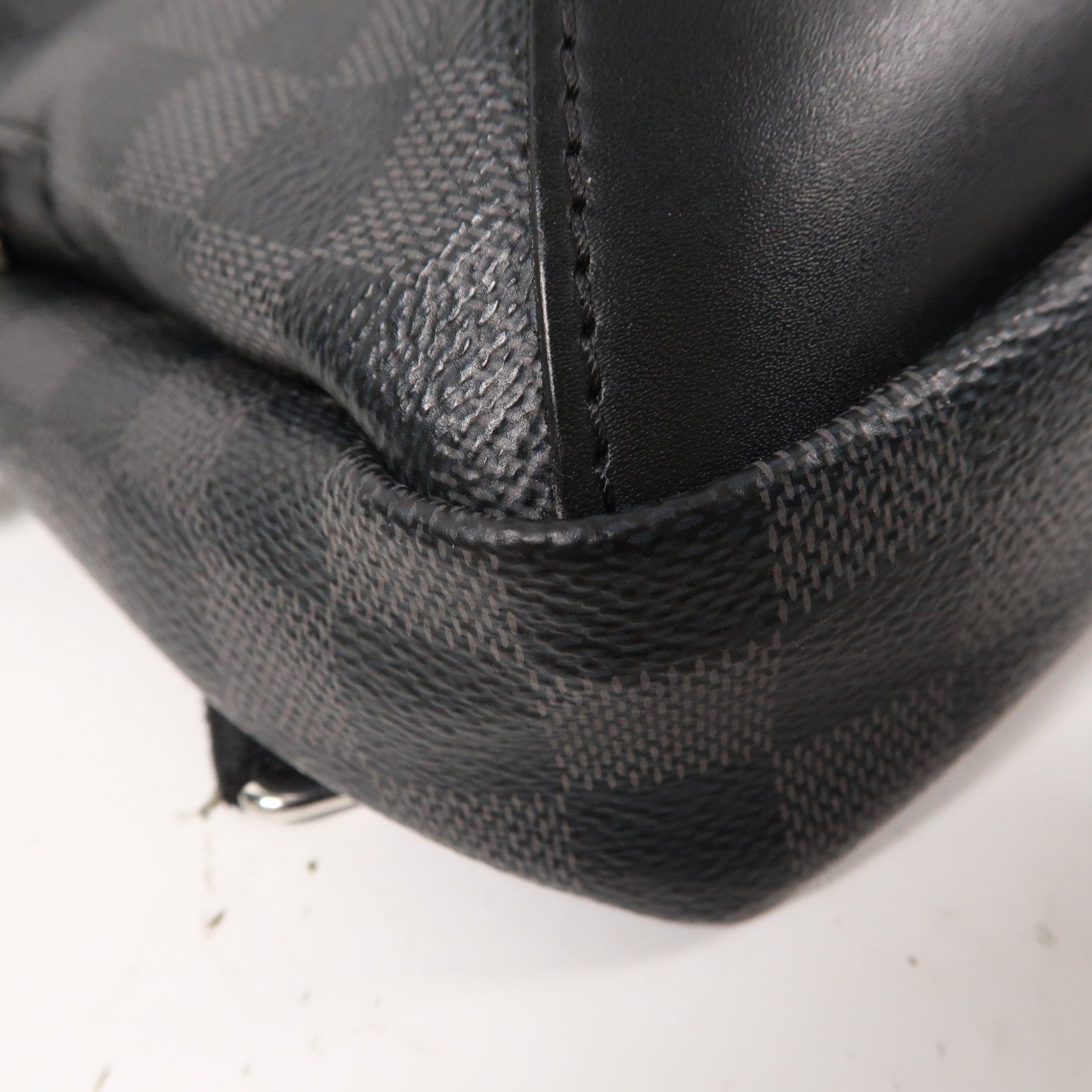 LOUIS VUITTON Damier Graphite Avenue Sling銀扣肩背袋黑色