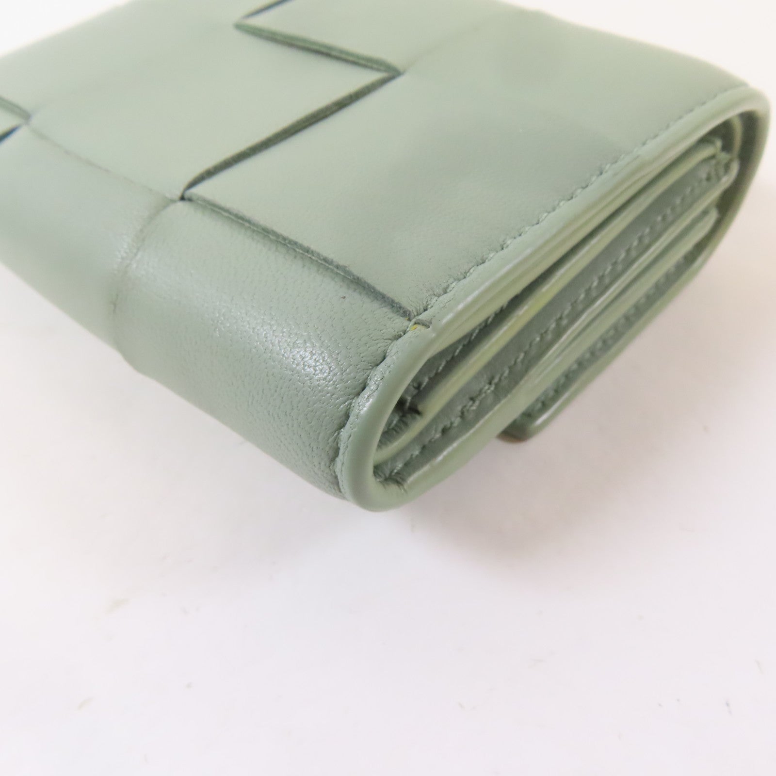BOTTEGA VENETA 織紋羊皮皮革Trifold Wallet金扣錢包淺綠色