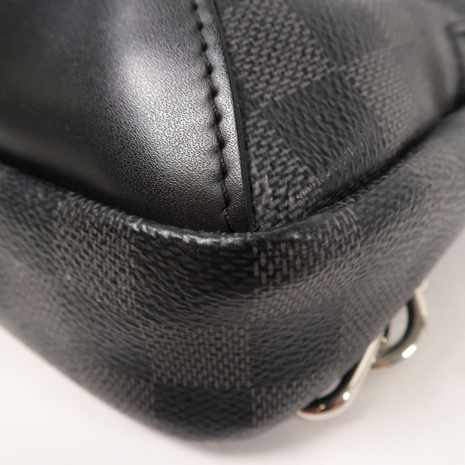 LOUIS VUITTON Damier Graphite Avenue Sling銀扣肩背袋黑色