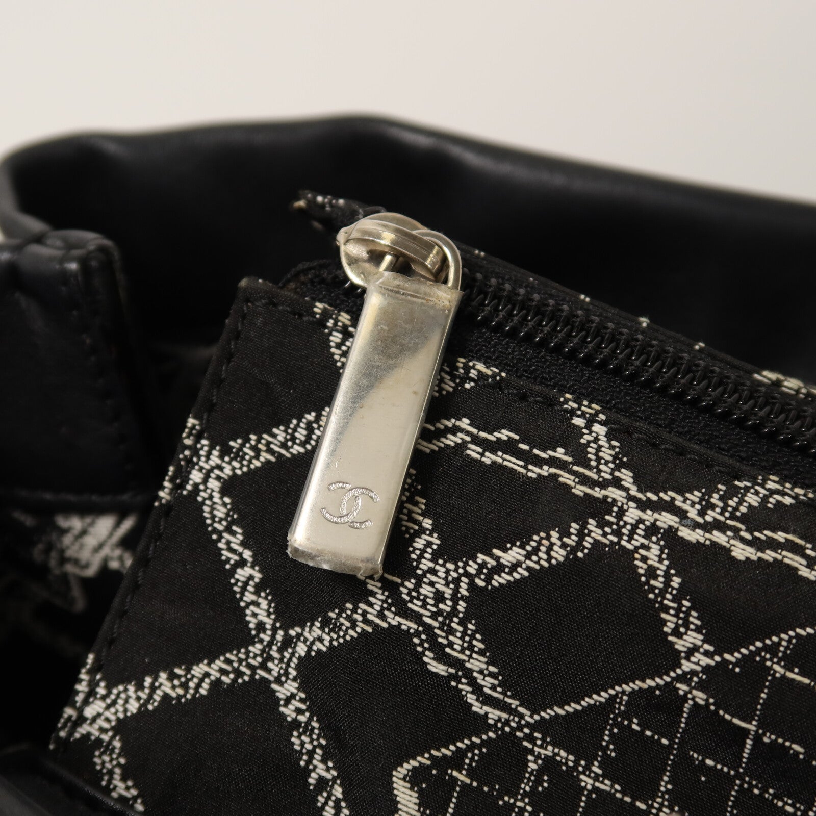 CHANEL 牛皮皮革Essential Logo Leather Tote Bag銀扣肩背袋