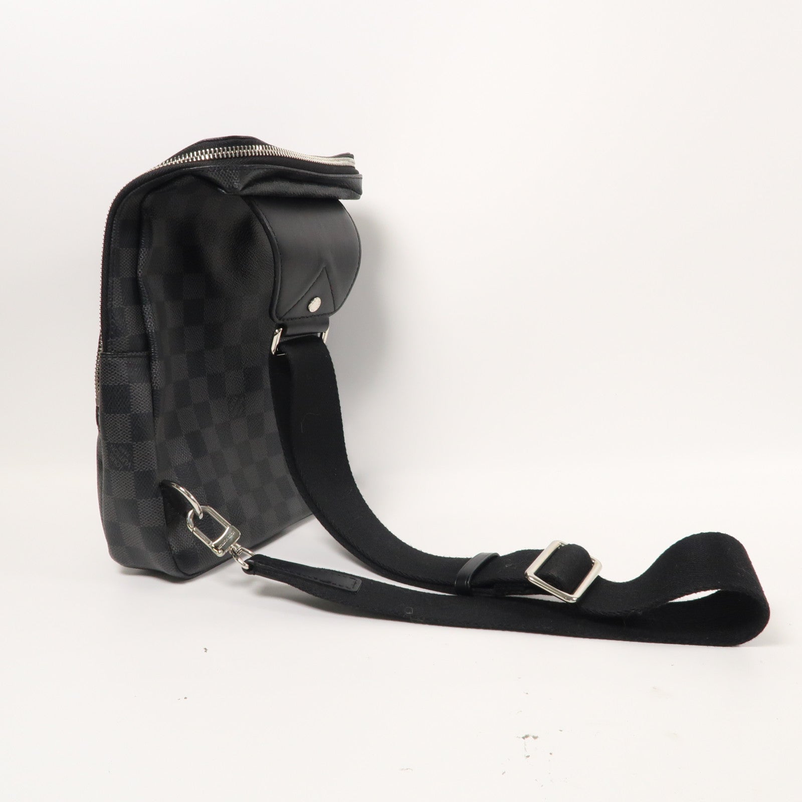 LOUIS VUITTON Damier Graphite Avenue Sling銀扣肩背袋黑色