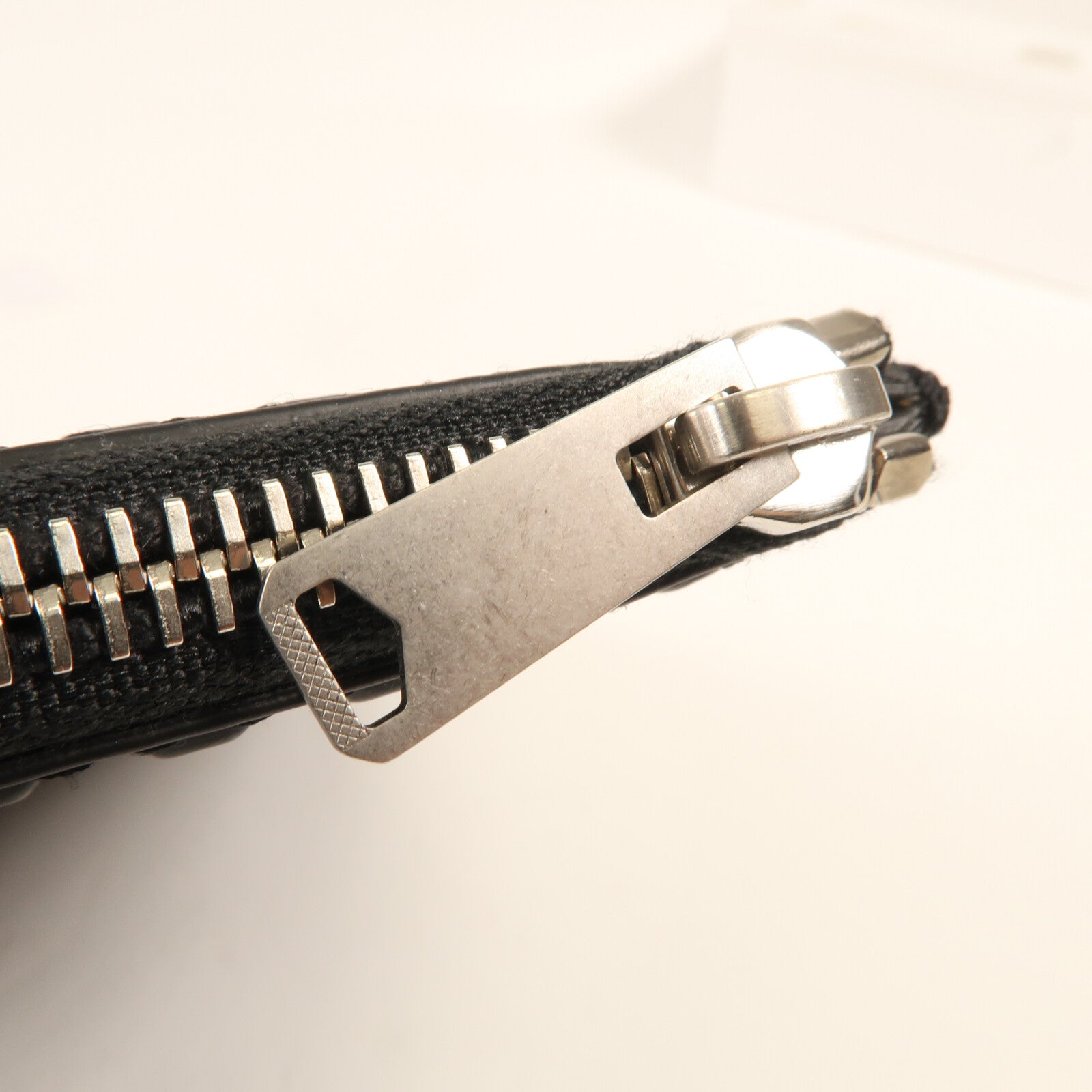 BALENCIAGA 牛皮皮革Pouch銀扣小袋