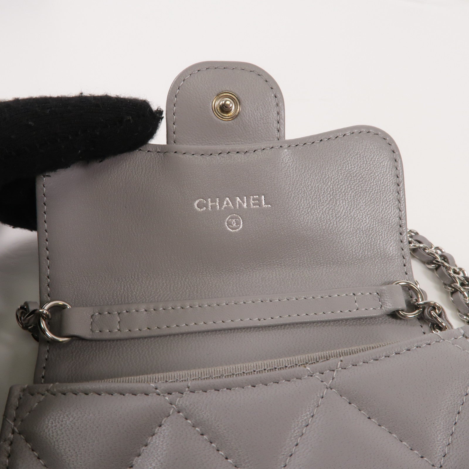 CHANEL 羊皮皮革Matelasse Mini銀扣肩背袋