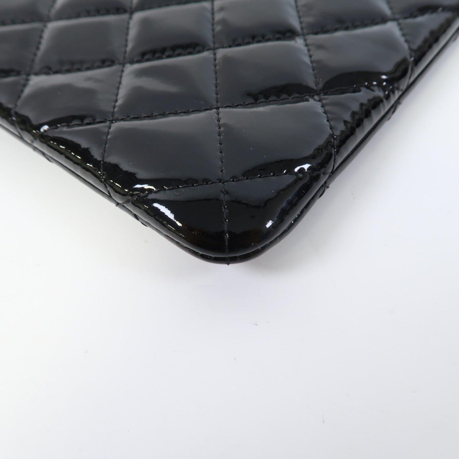 CHANEL 菱格漆皮皮革Pouch銀扣手拿包黑色