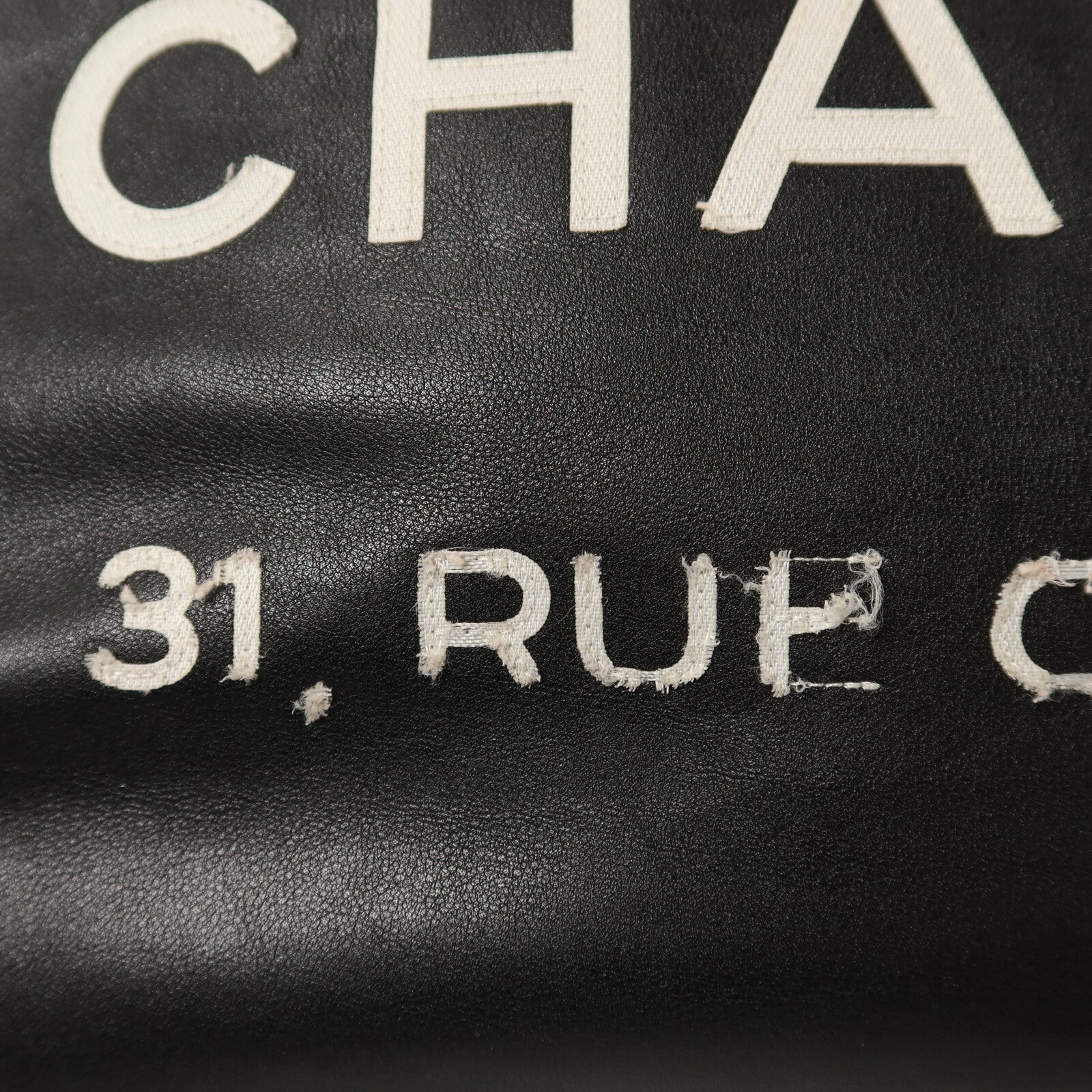 CHANEL 牛皮皮革Essential Logo Leather Tote Bag銀扣肩背袋