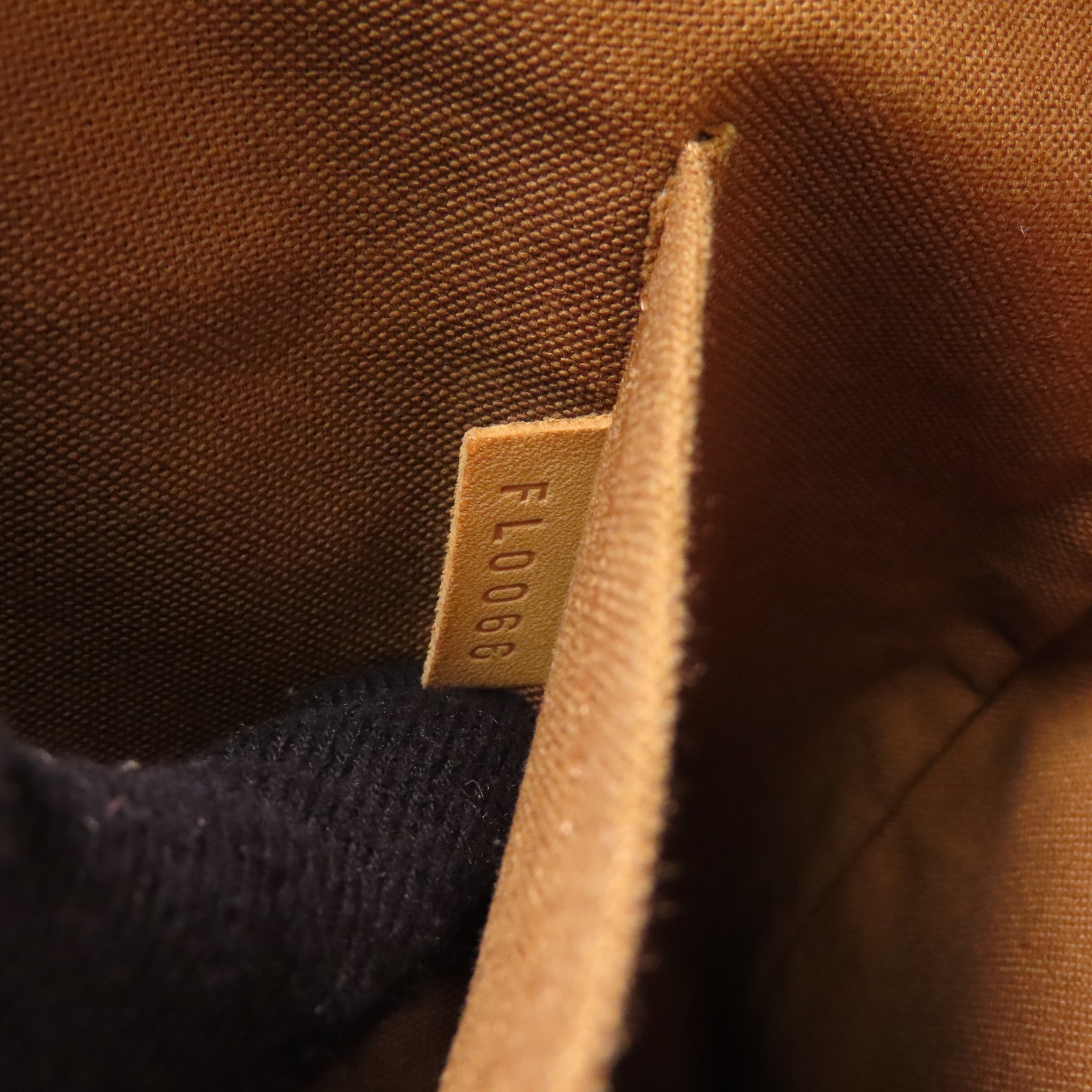 LOUIS VUITTON Monogram Lockit Vertical金扣手挽袋