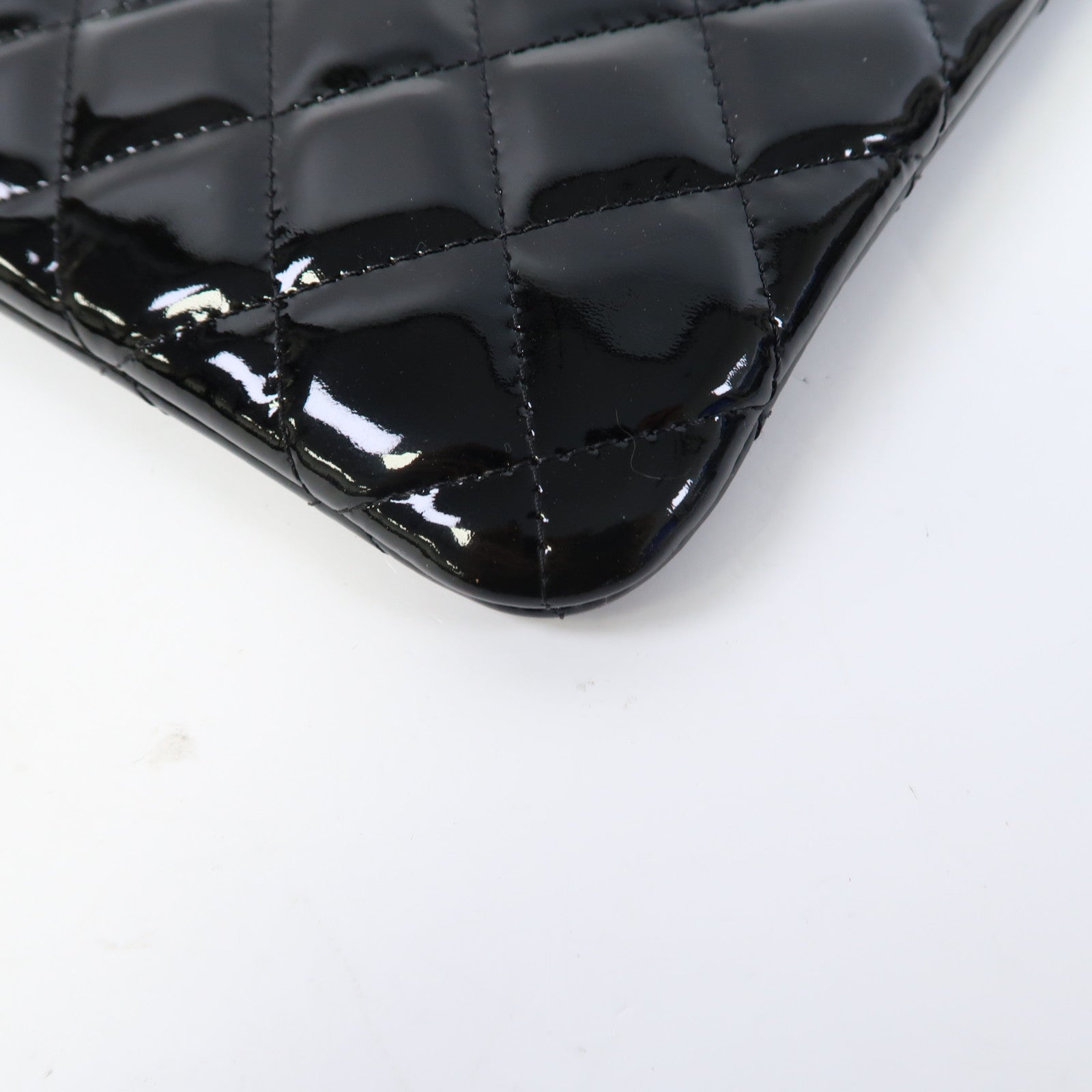 CHANEL 菱格漆皮皮革Pouch銀扣手拿包黑色