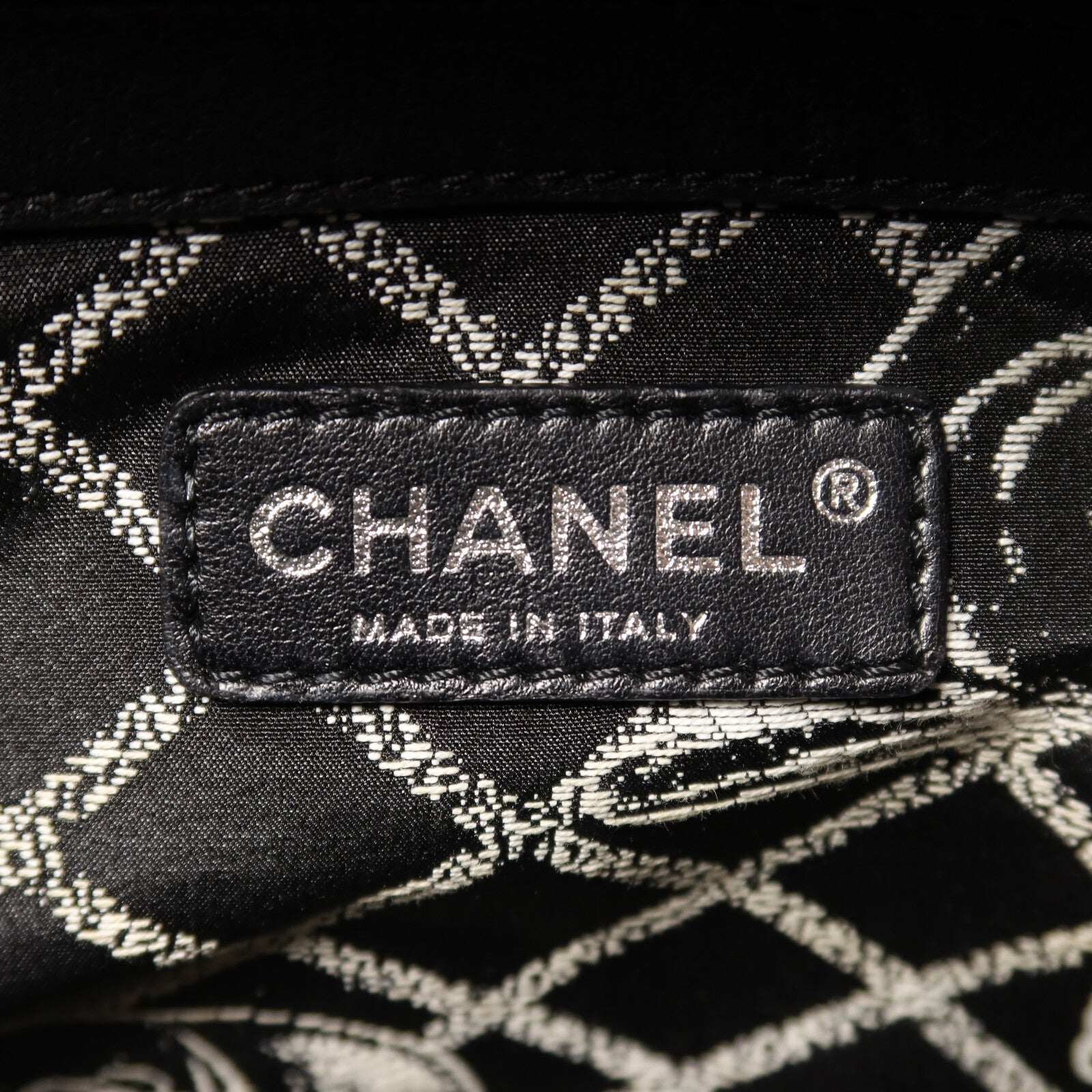 CHANEL 牛皮皮革Essential Logo Leather Tote Bag銀扣肩背袋