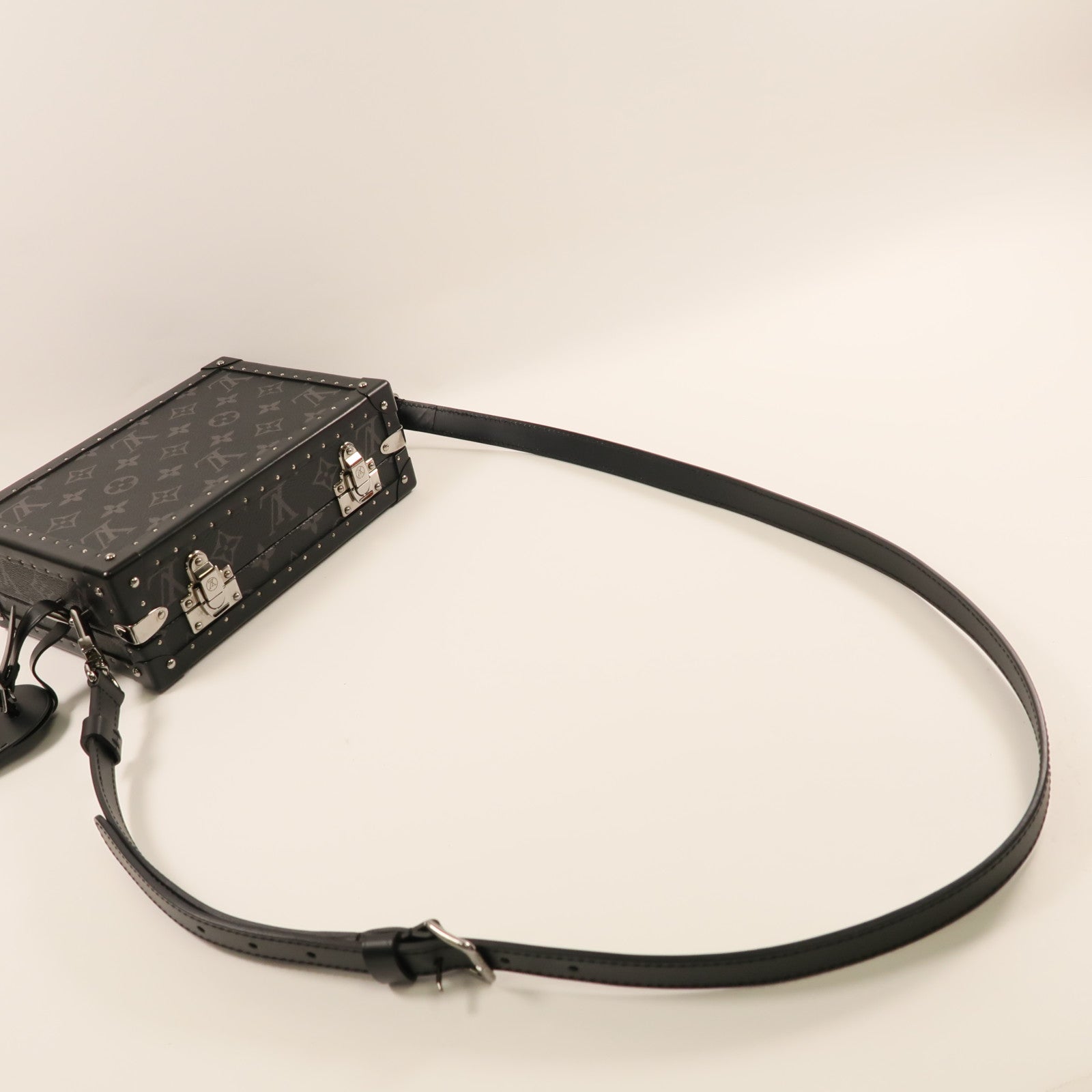 LOUIS VUITTON Monogram Eclipse Clutch Box銀扣肩背袋黑色