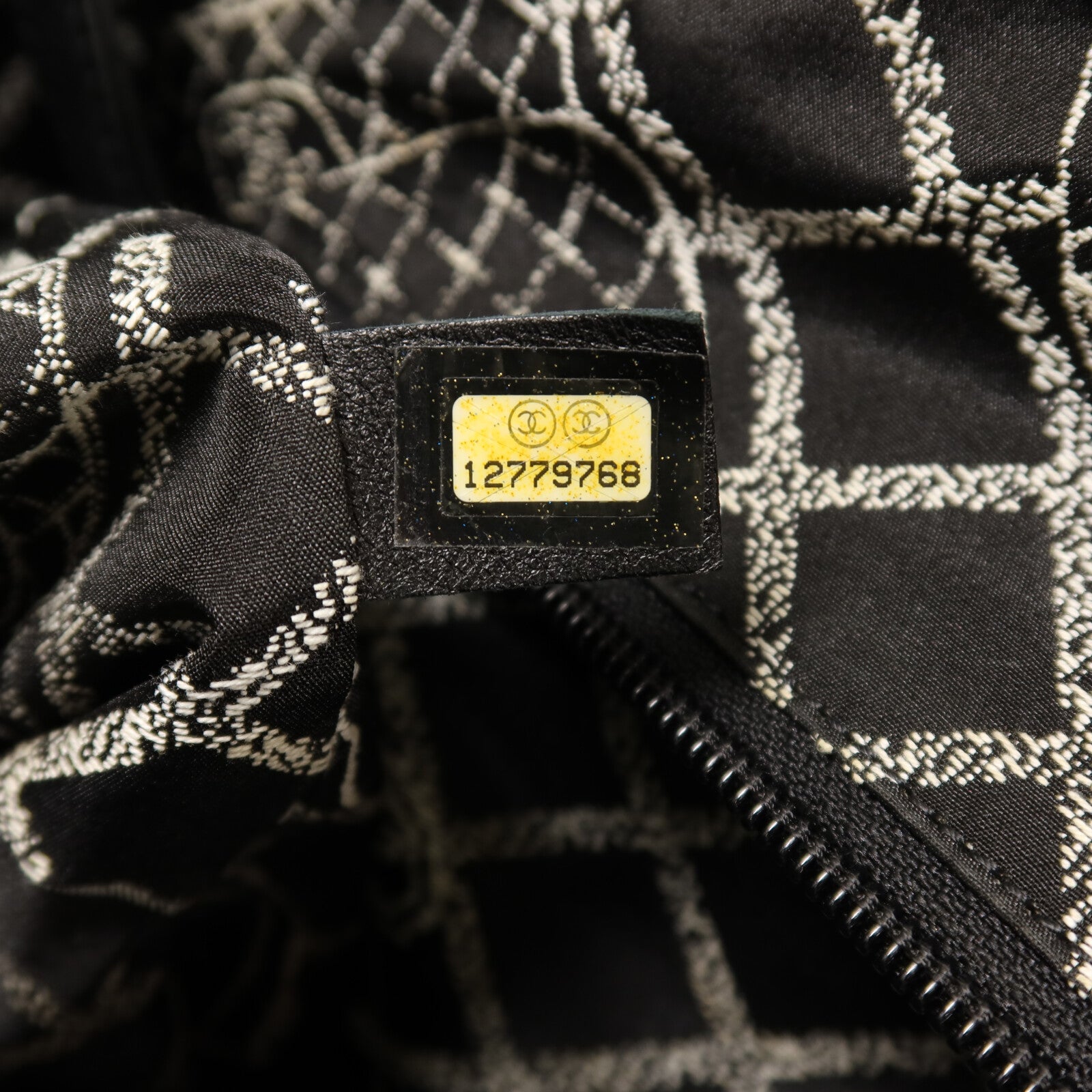 CHANEL 牛皮皮革Essential Logo Leather Tote Bag銀扣肩背袋