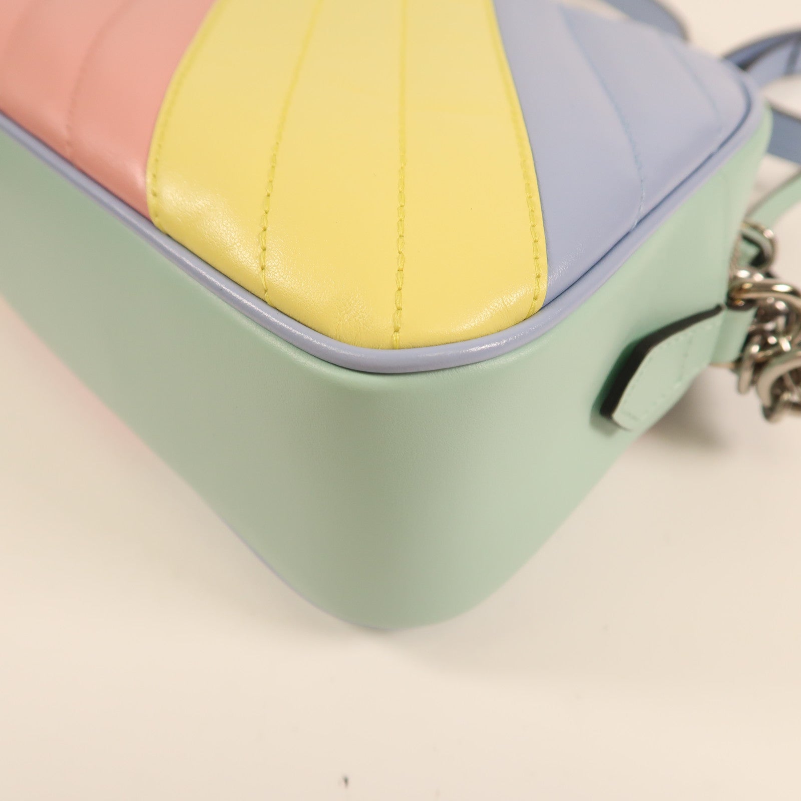 GUCCI 羊皮皮革GG Marmont銀扣鏈帶肩背袋