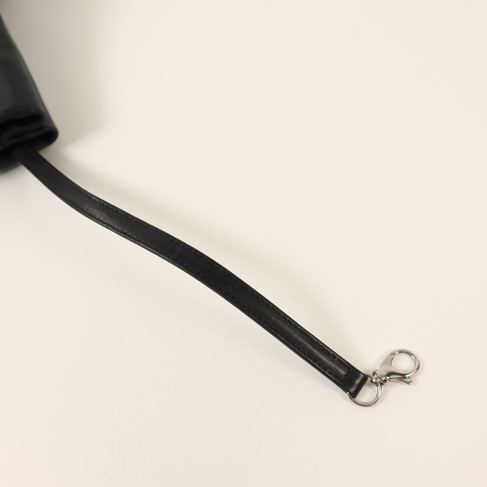 CHANEL 牛皮皮革Essential Logo Leather Tote Bag銀扣肩背袋
