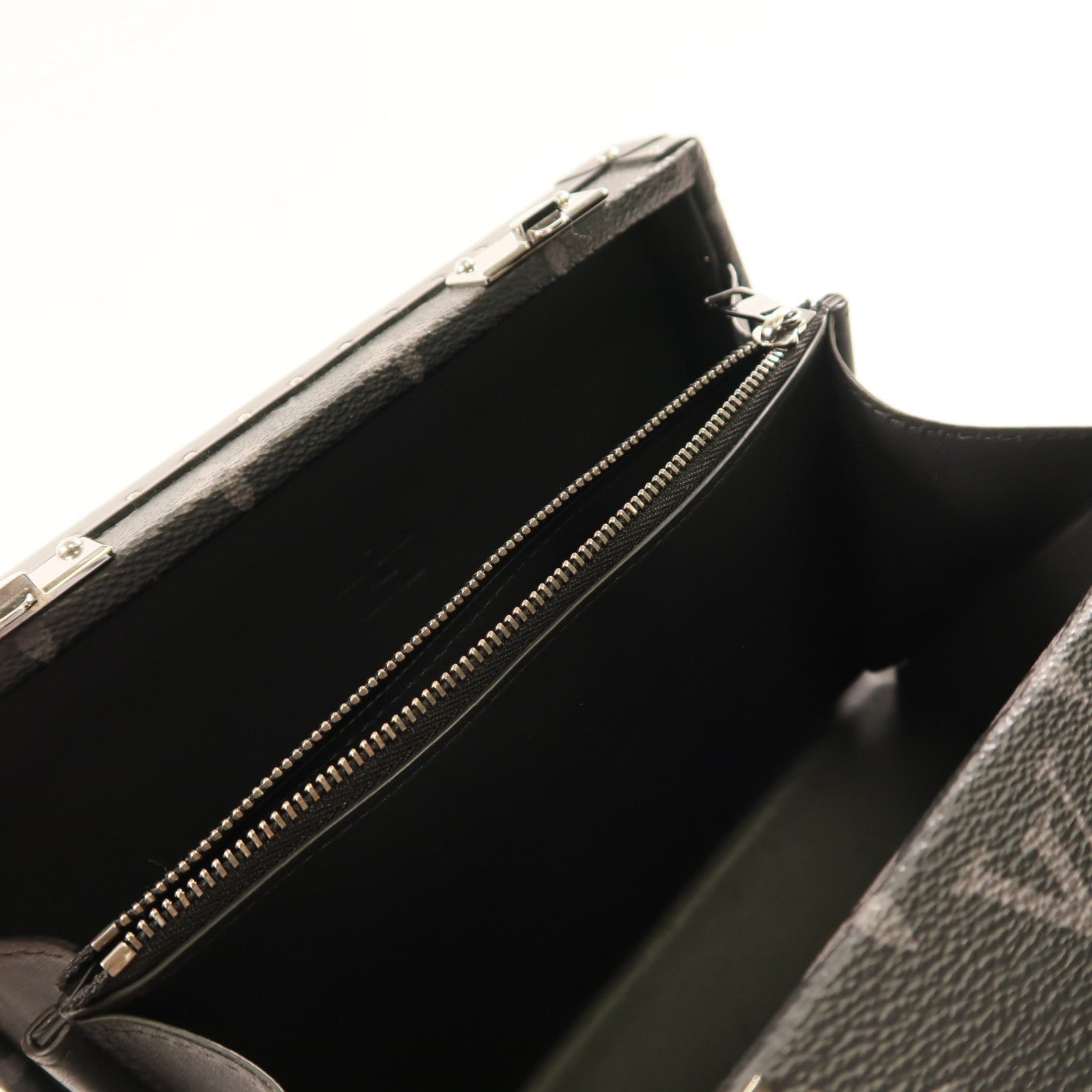 LOUIS VUITTON Monogram Eclipse Clutch Box銀扣肩背袋黑色