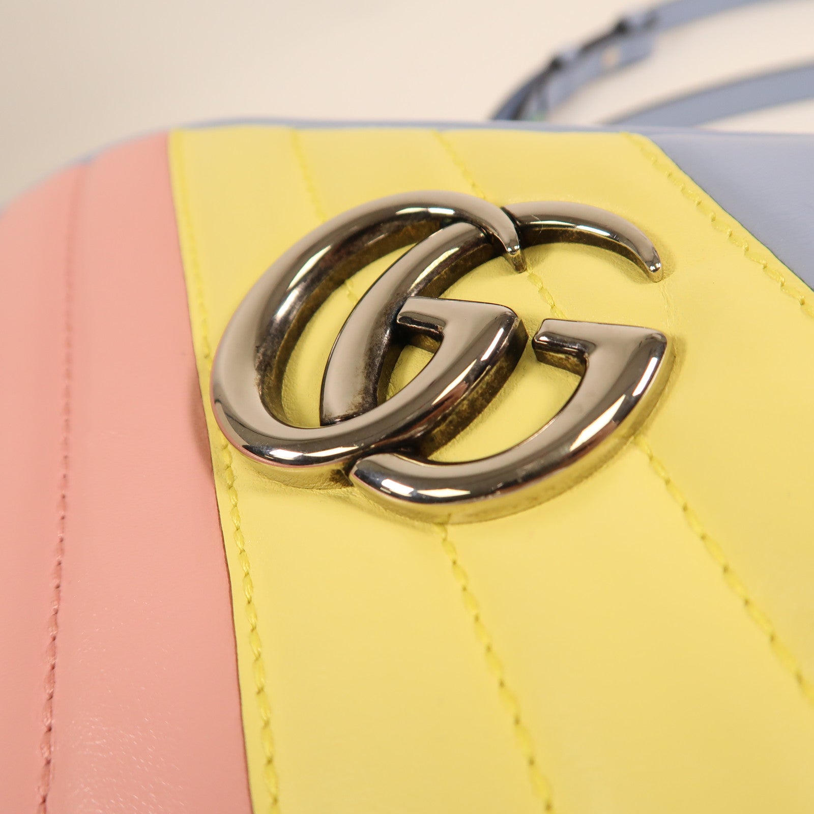 GUCCI 羊皮皮革GG Marmont銀扣鏈帶肩背袋