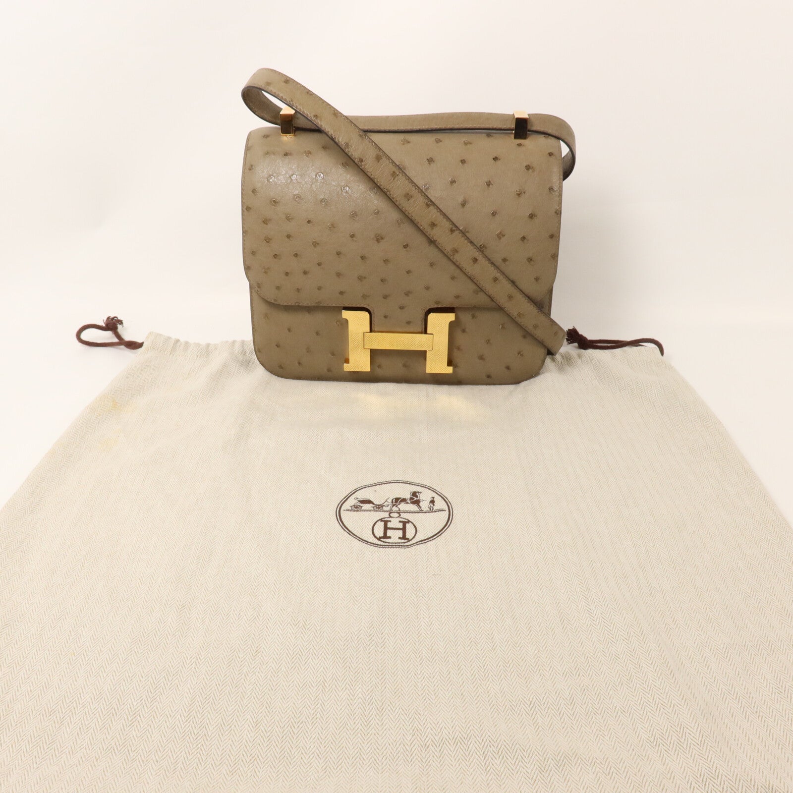 HERMES 鴕鳥皮革Constance 24肩背袋Gris Asphalte