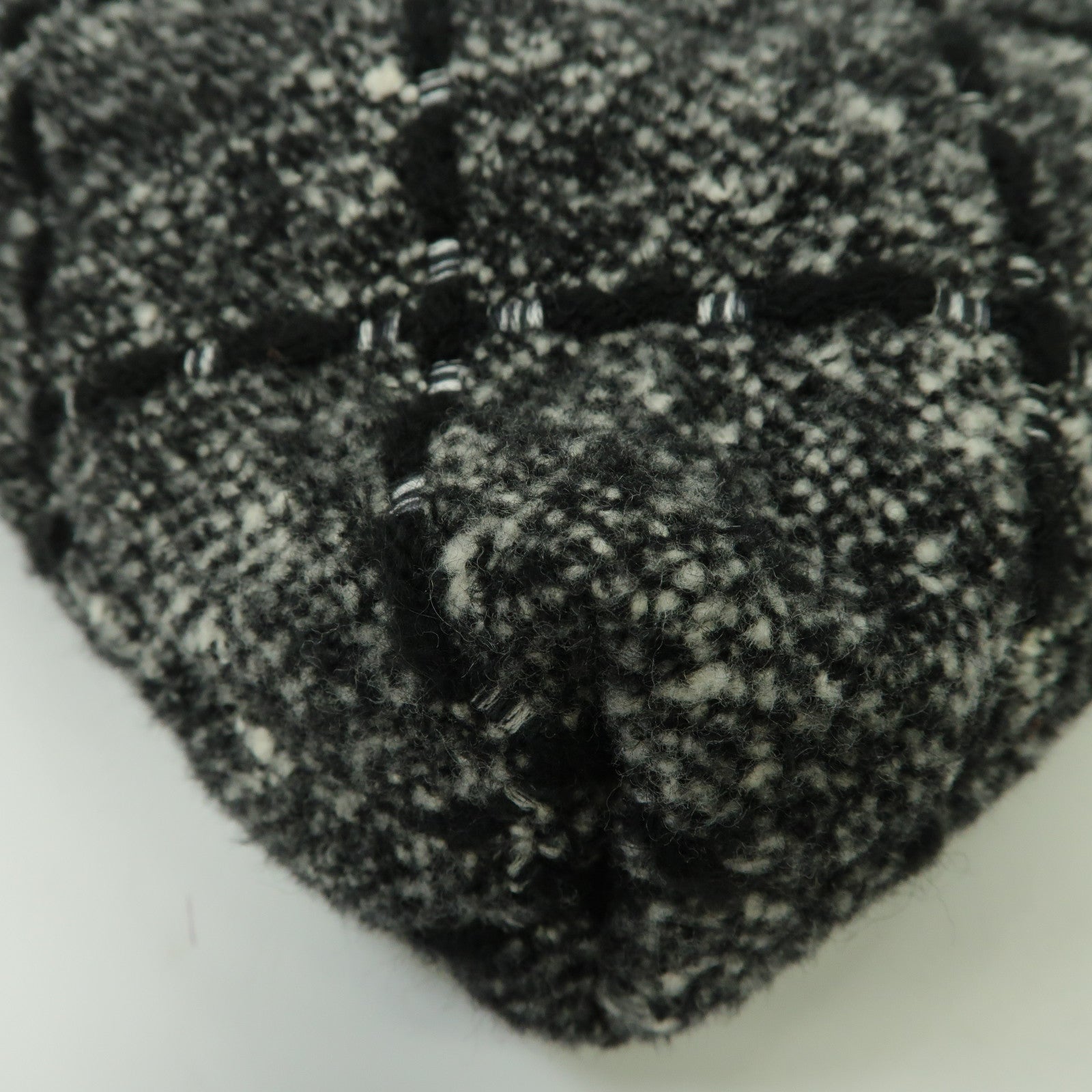 CHANEL 粗花呢Chanel 22金扣手挽袋黑色/白色