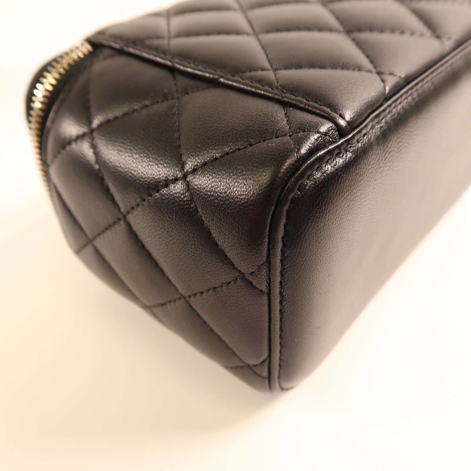 CHANEL 羊皮皮革Vanity Case金扣鏈帶肩背袋