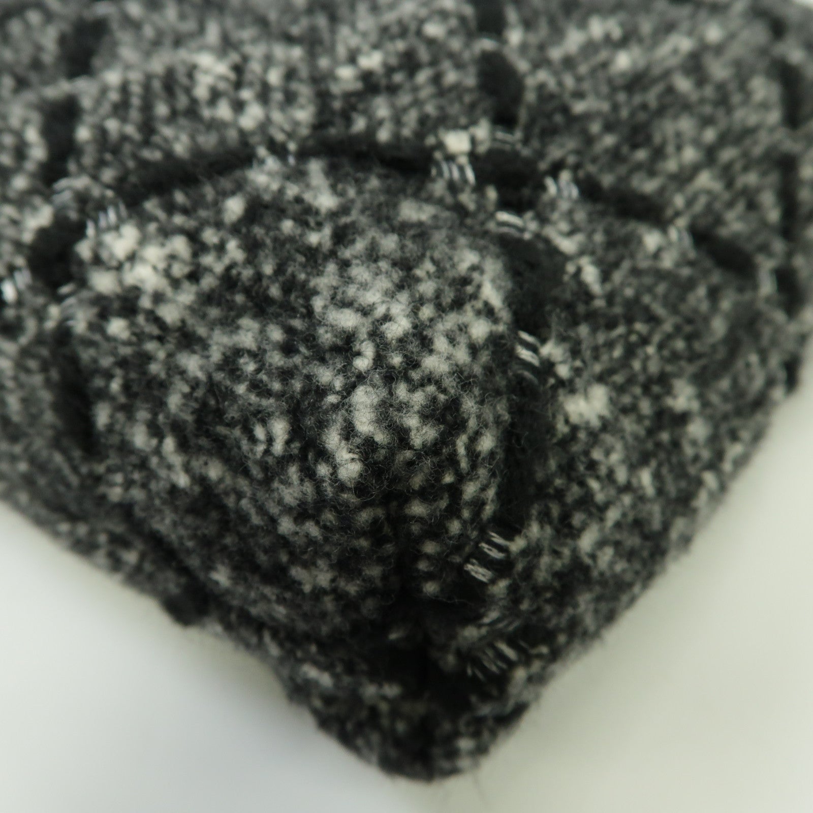 CHANEL 粗花呢Chanel 22金扣手挽袋黑色/白色