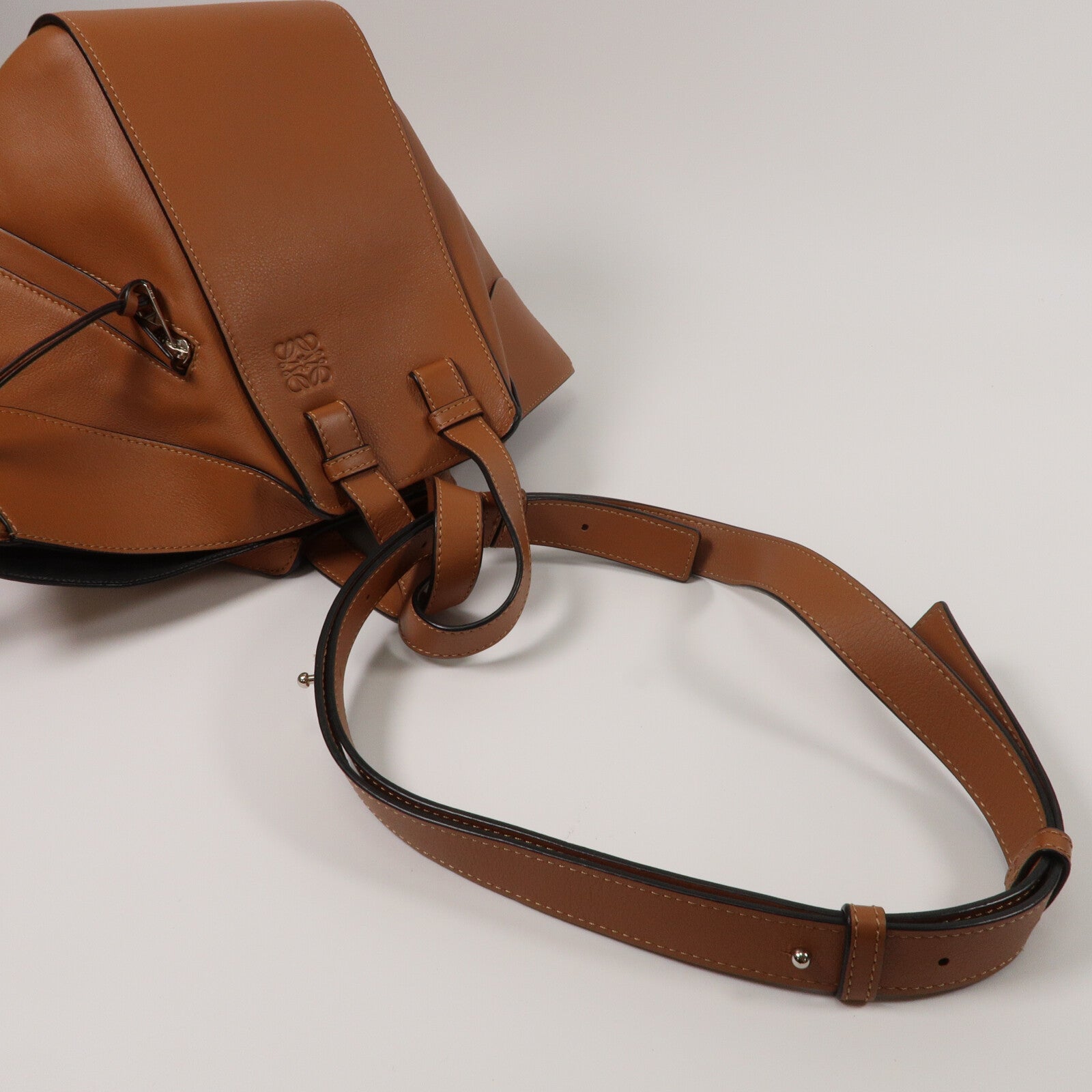 LOEWE 牛皮皮革Hammock Medium手挽肩背兩用袋