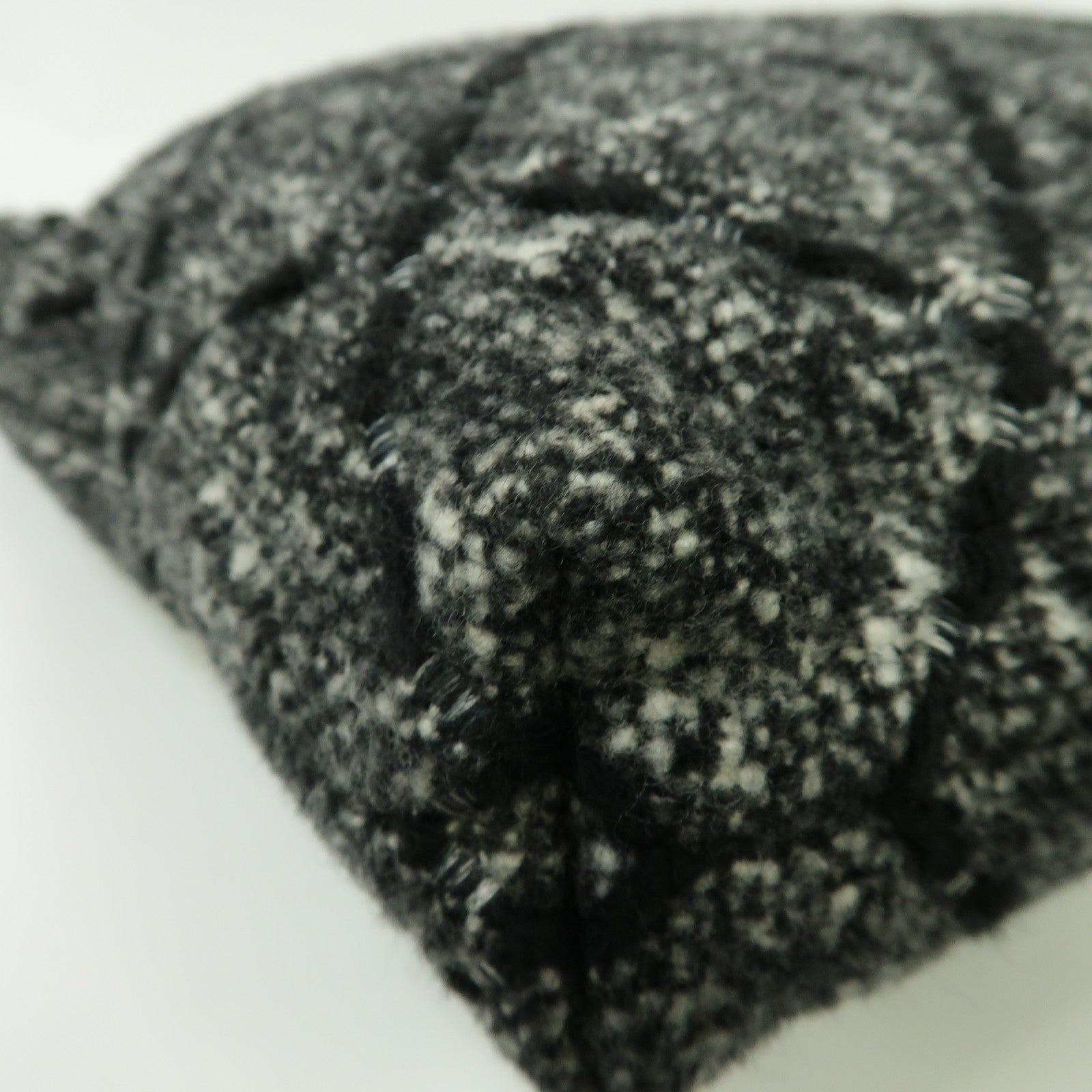 CHANEL 粗花呢Chanel 22金扣手挽袋黑色/白色