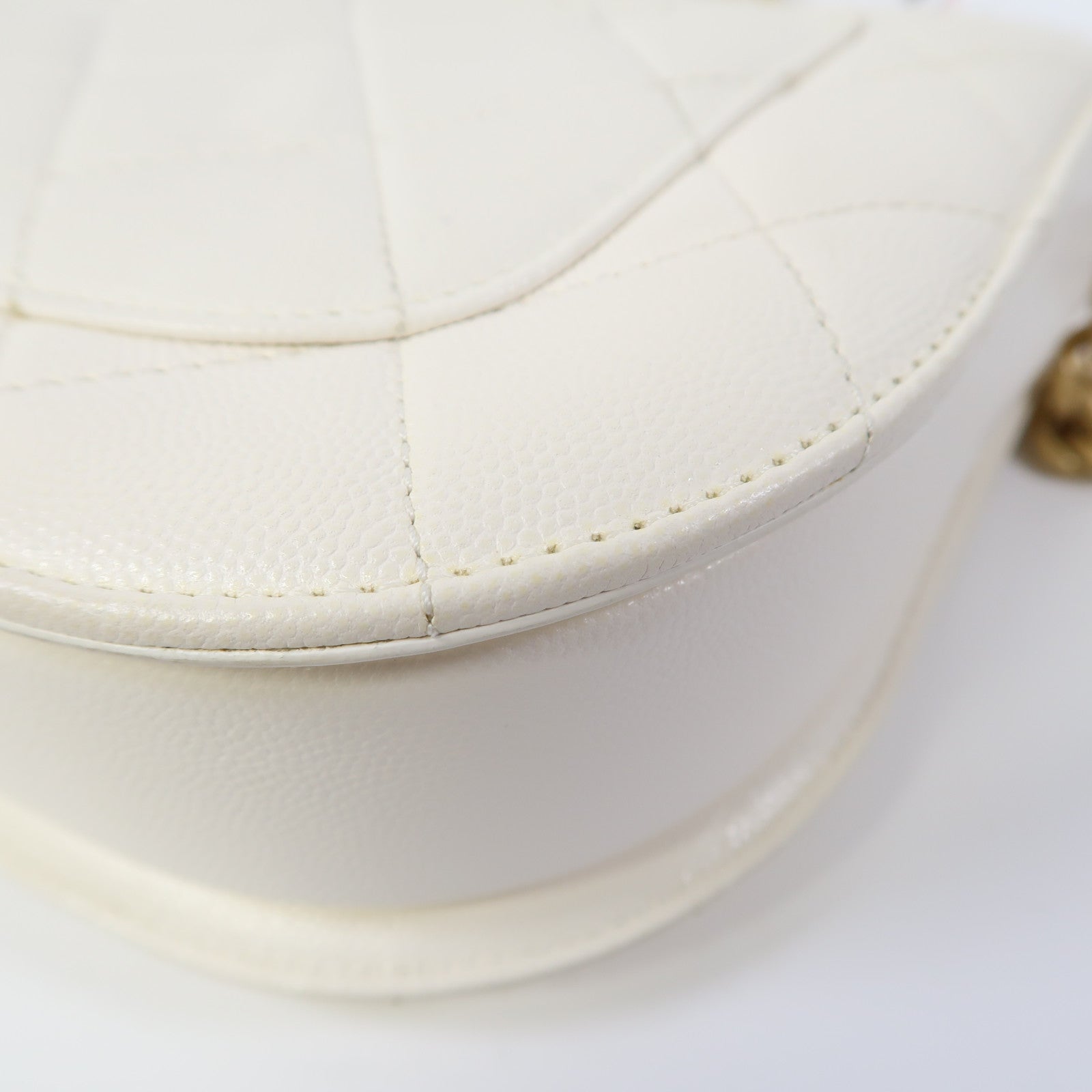 CHANEL Caviar皮革Chain Shoulder金扣鏈帶肩背袋白色