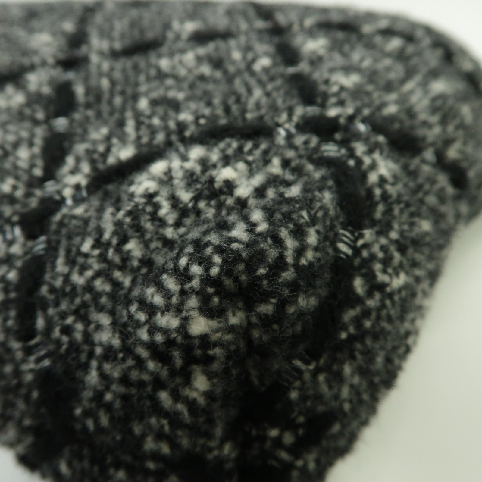 CHANEL 粗花呢Chanel 22金扣手挽袋黑色/白色