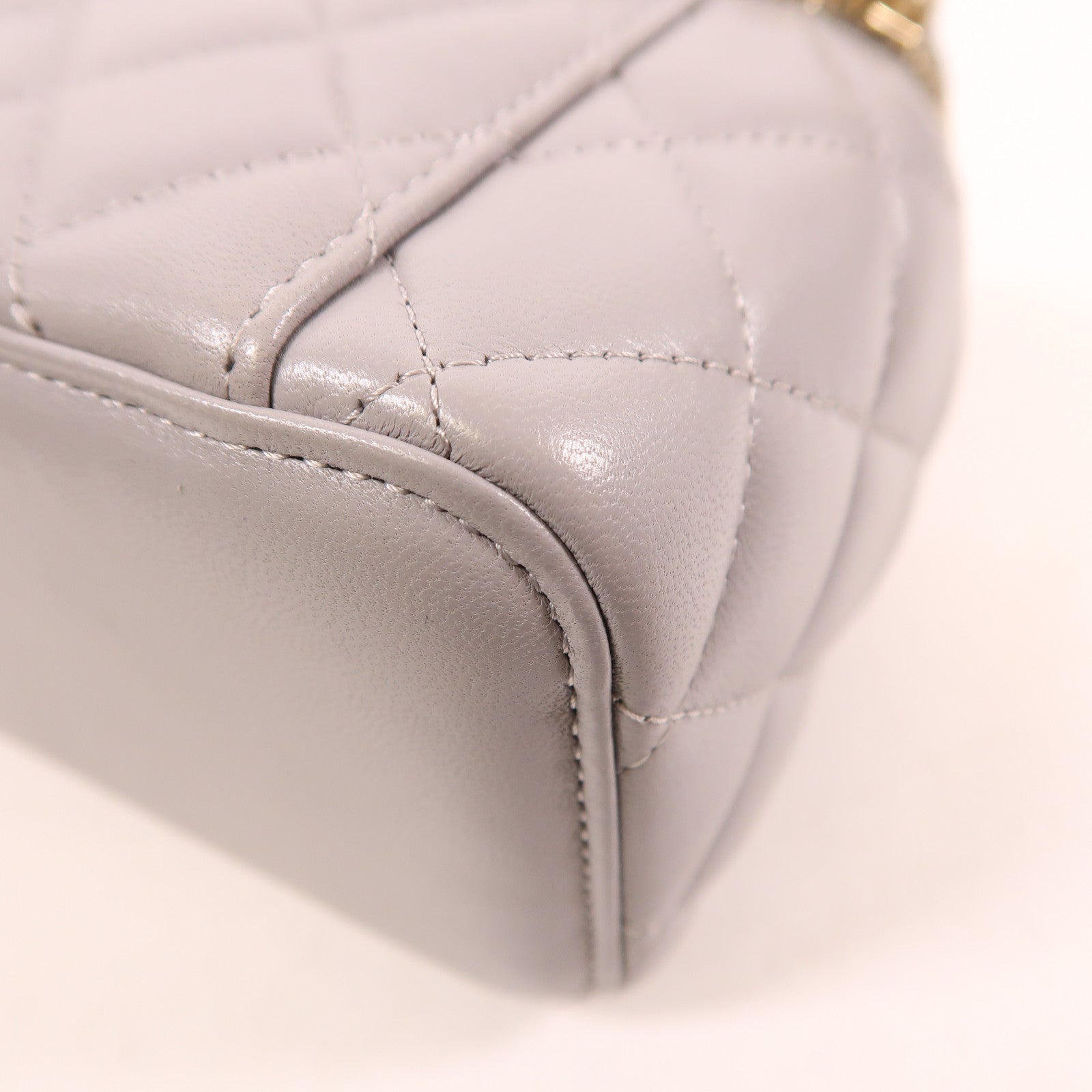 CHANEL 皮革Vanity Case金扣鏈帶肩背袋
