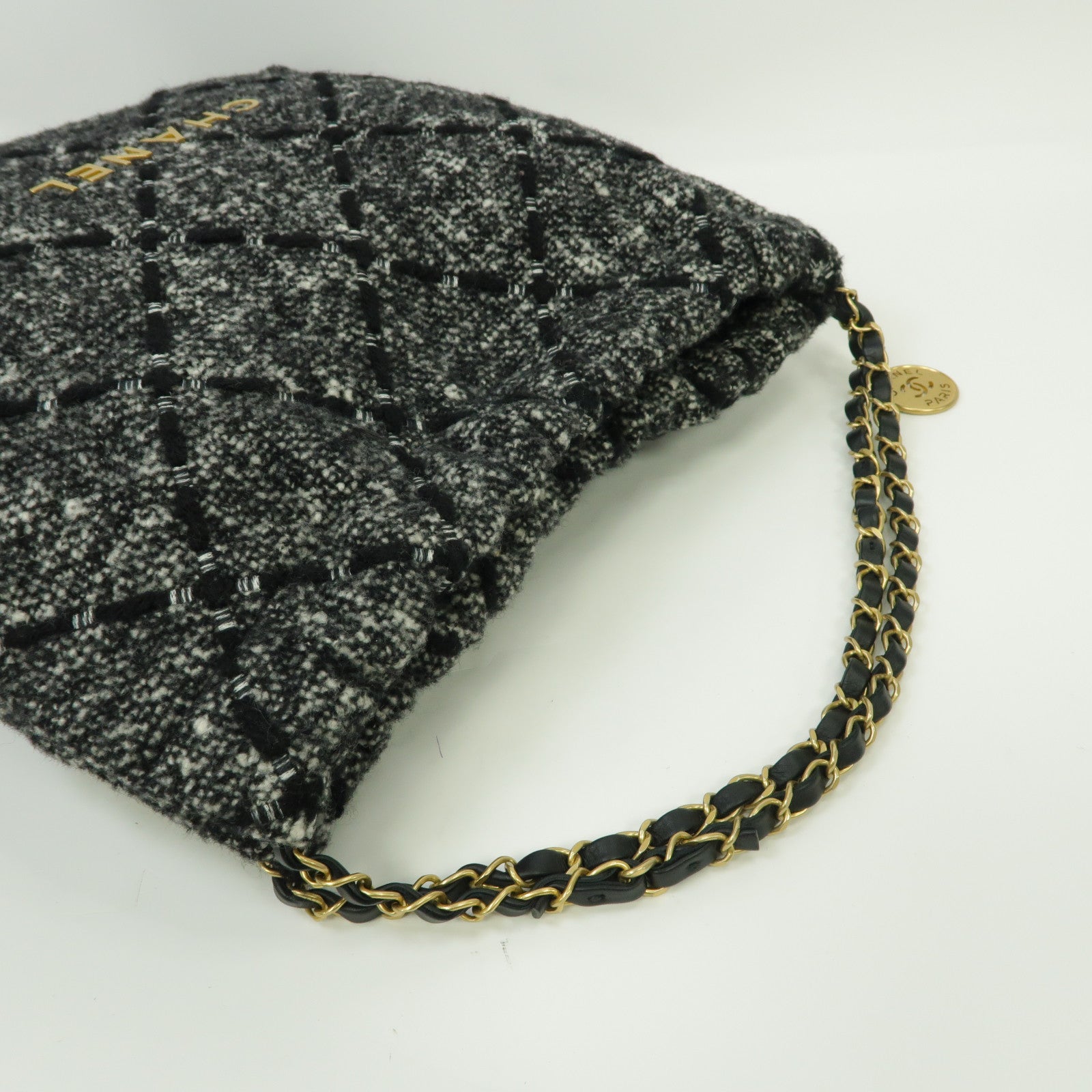 CHANEL 粗花呢Chanel 22金扣手挽袋黑色/白色