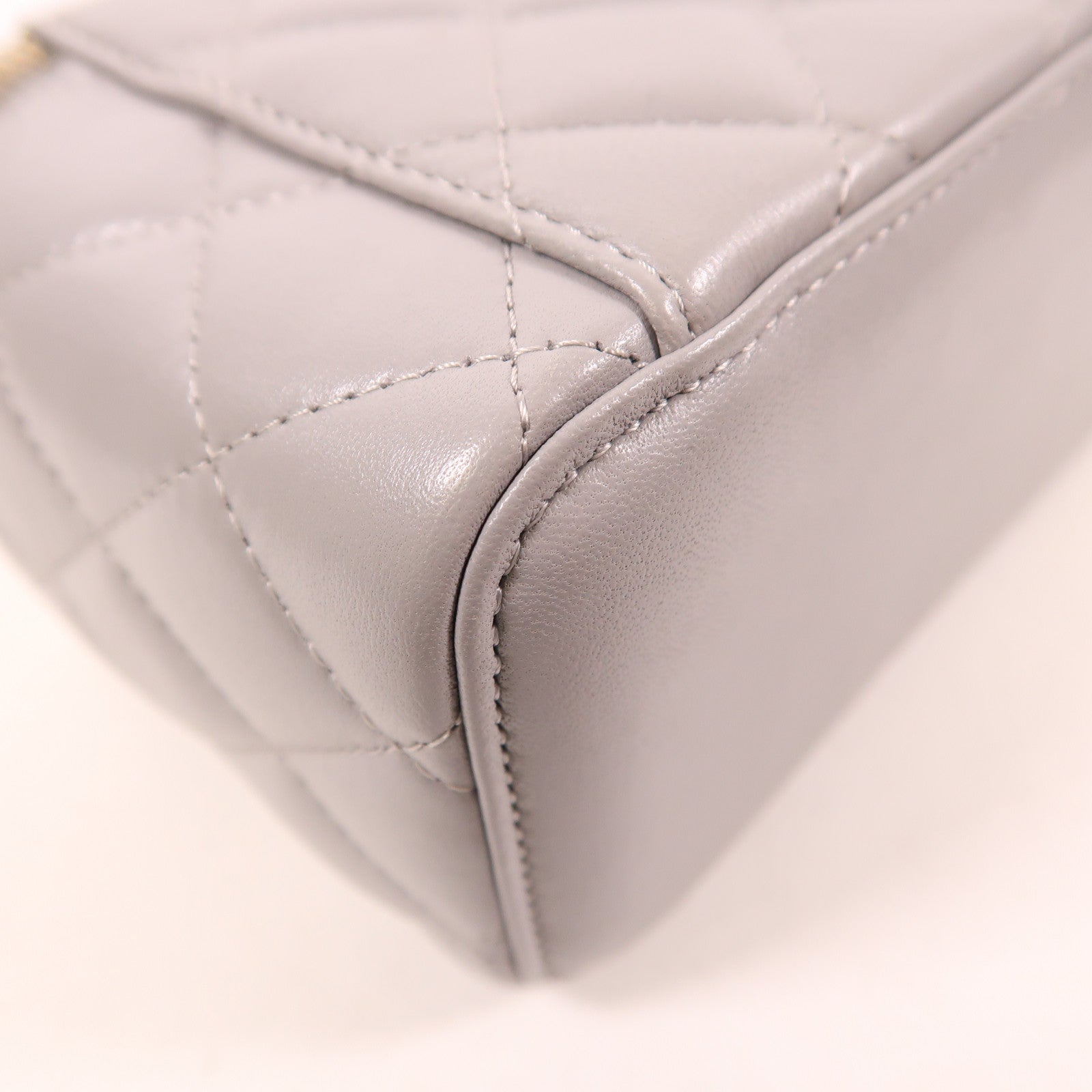 CHANEL 皮革Vanity Case金扣鏈帶肩背袋