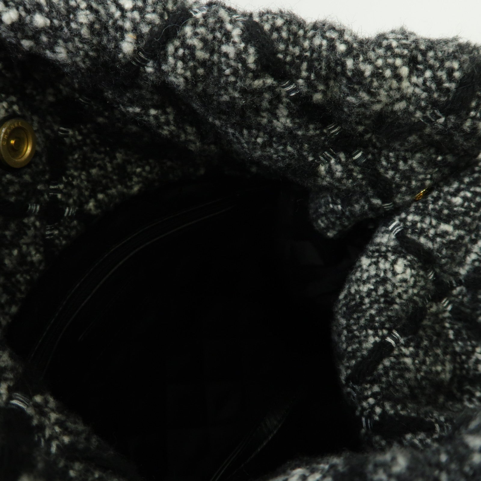 CHANEL 粗花呢Chanel 22金扣手挽袋黑色/白色