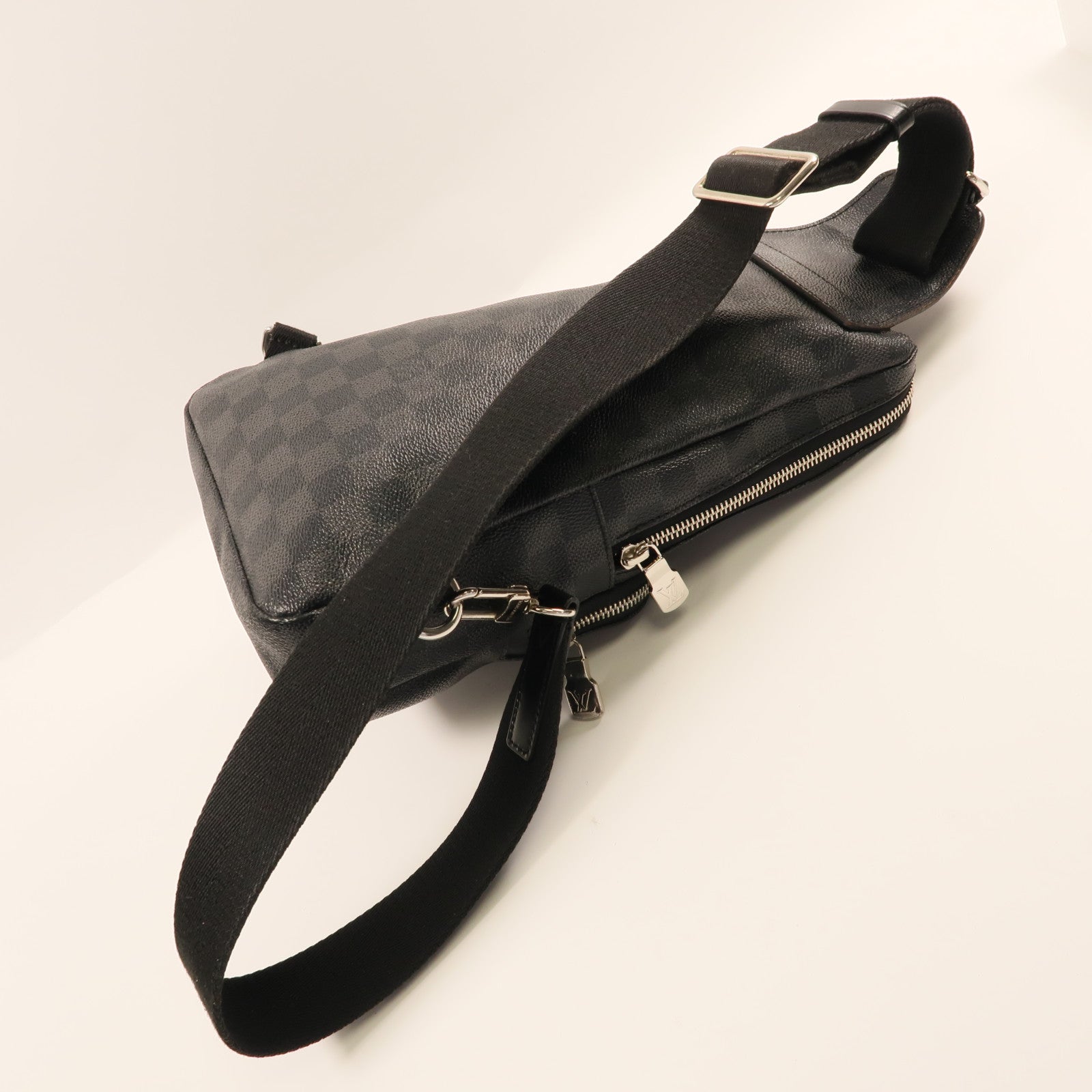 LOUIS VUITTON Damier Graphite Avenue Sling銀扣肩背袋黑色