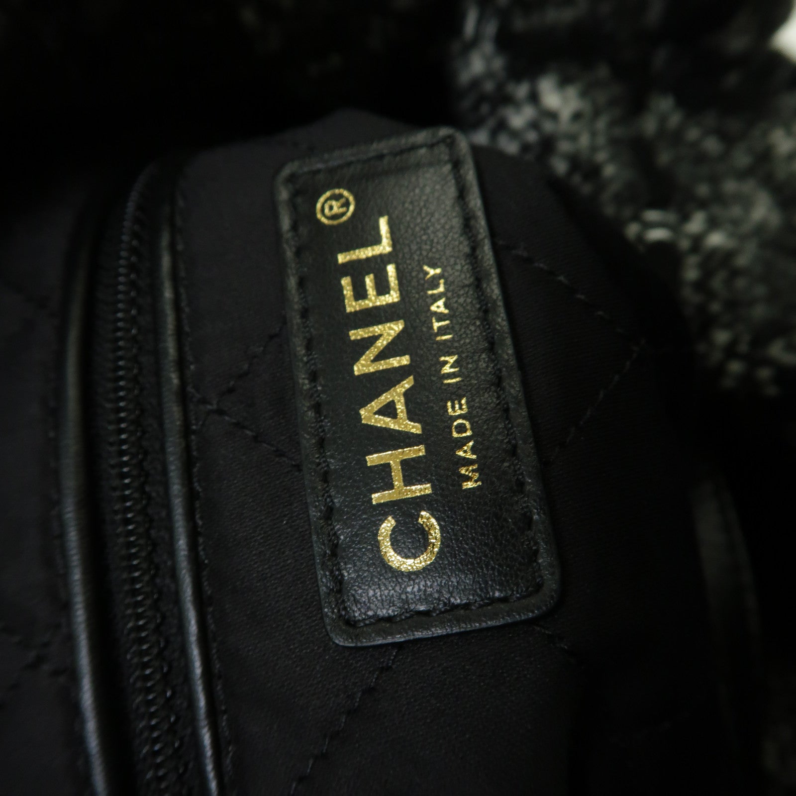 CHANEL 粗花呢Chanel 22金扣手挽袋黑色/白色