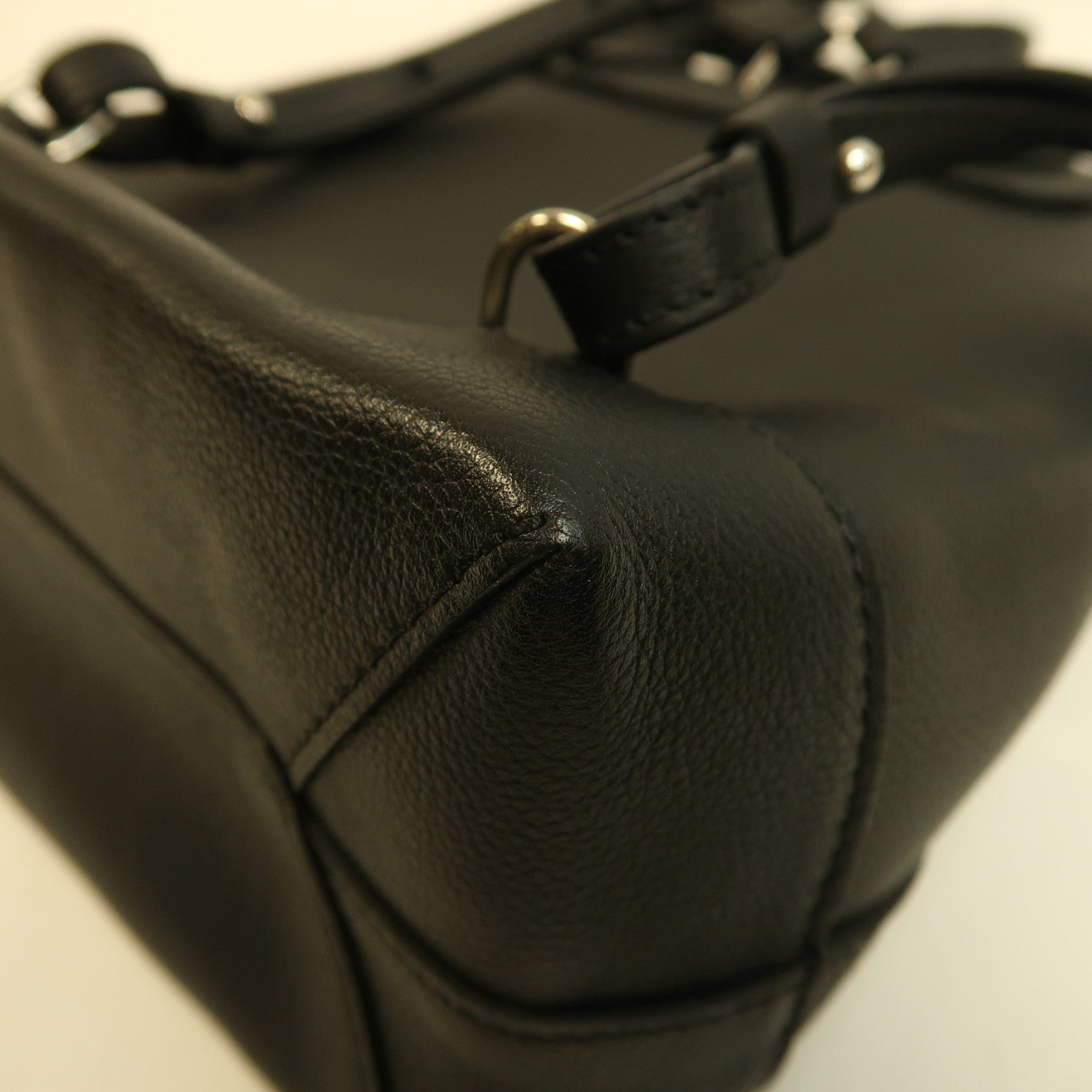 LOUIS VUITTON 【激減優惠】牛皮皮革Lockme Backpack銀扣背包黑色