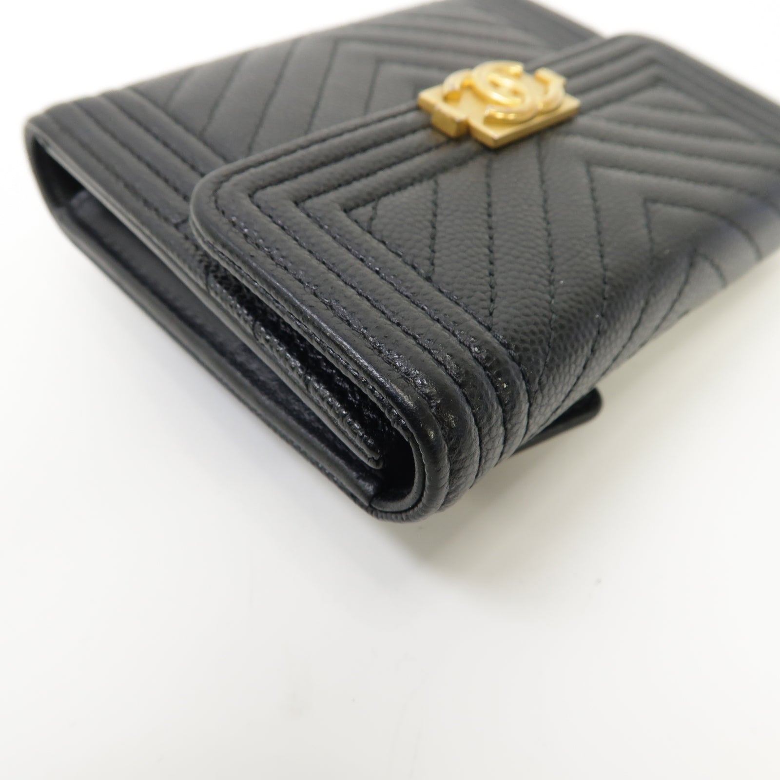 CHANEL 斜紋Caviar皮革Boy Wallet金扣折叠钱包黑色