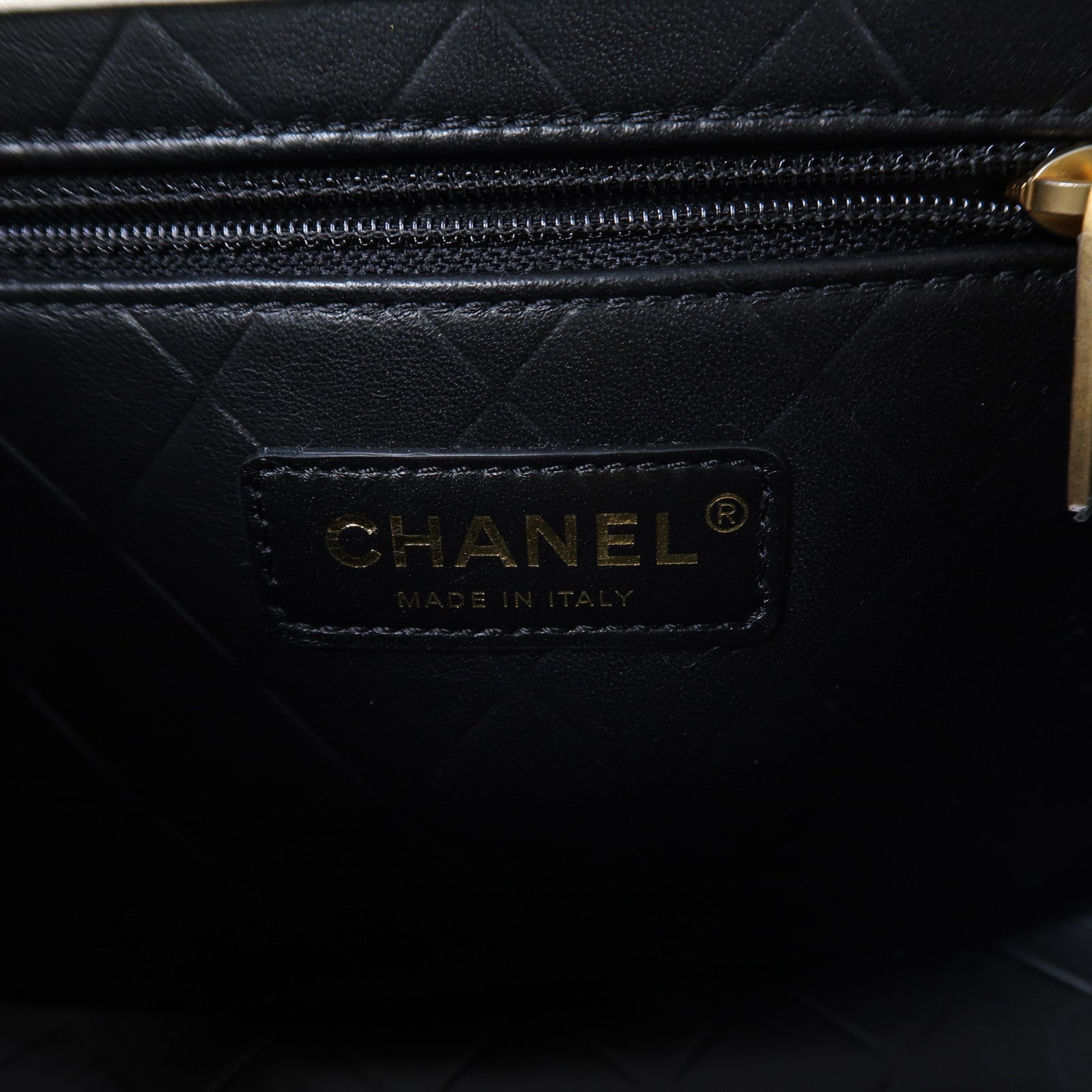 CHANEL Caviar皮革Chain Shoulder金扣鏈帶肩背袋白色