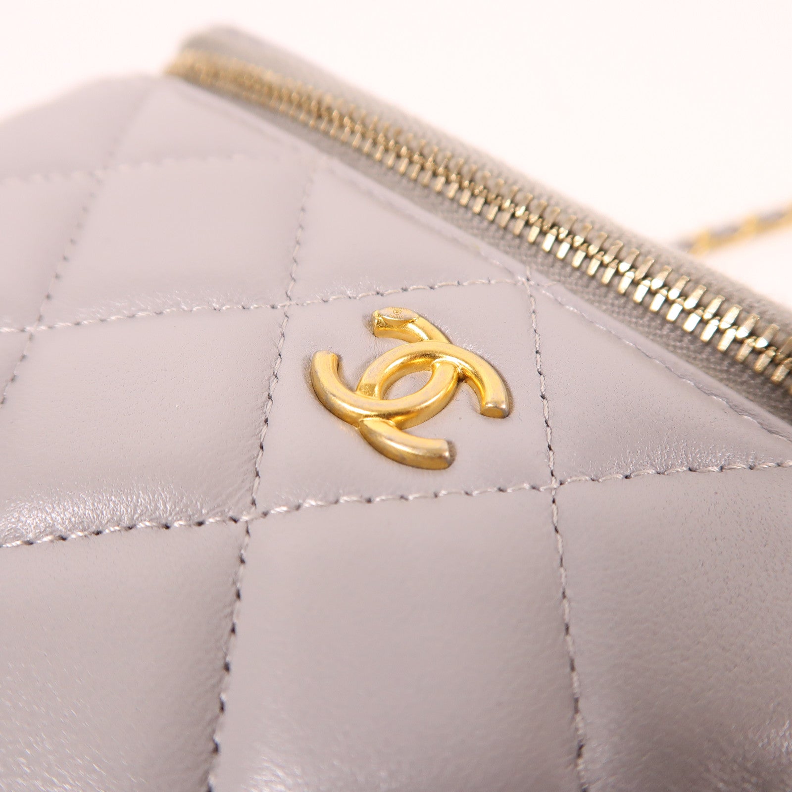 CHANEL 皮革Vanity Case金扣鏈帶肩背袋