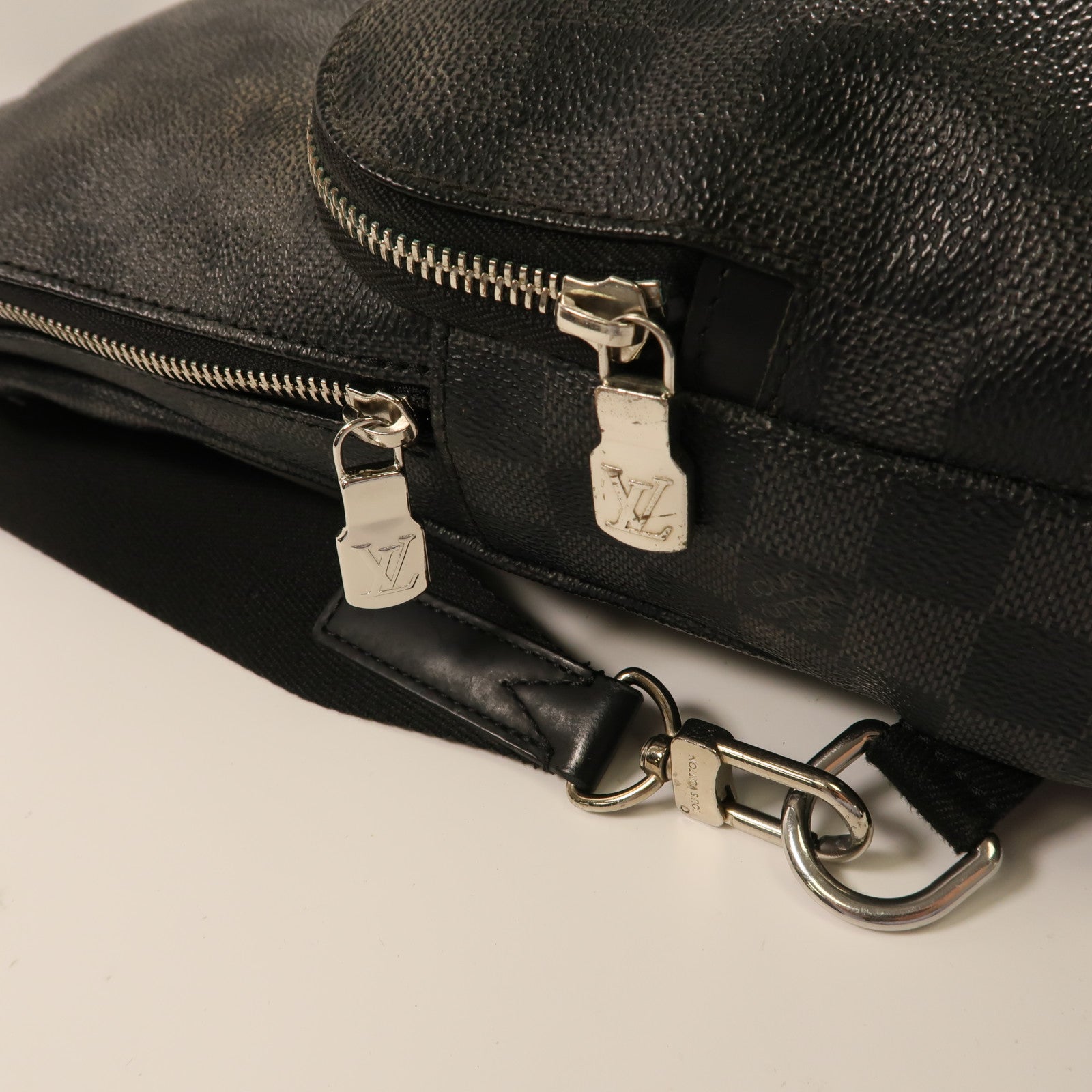LOUIS VUITTON Damier Graphite Avenue Sling銀扣肩背袋黑色