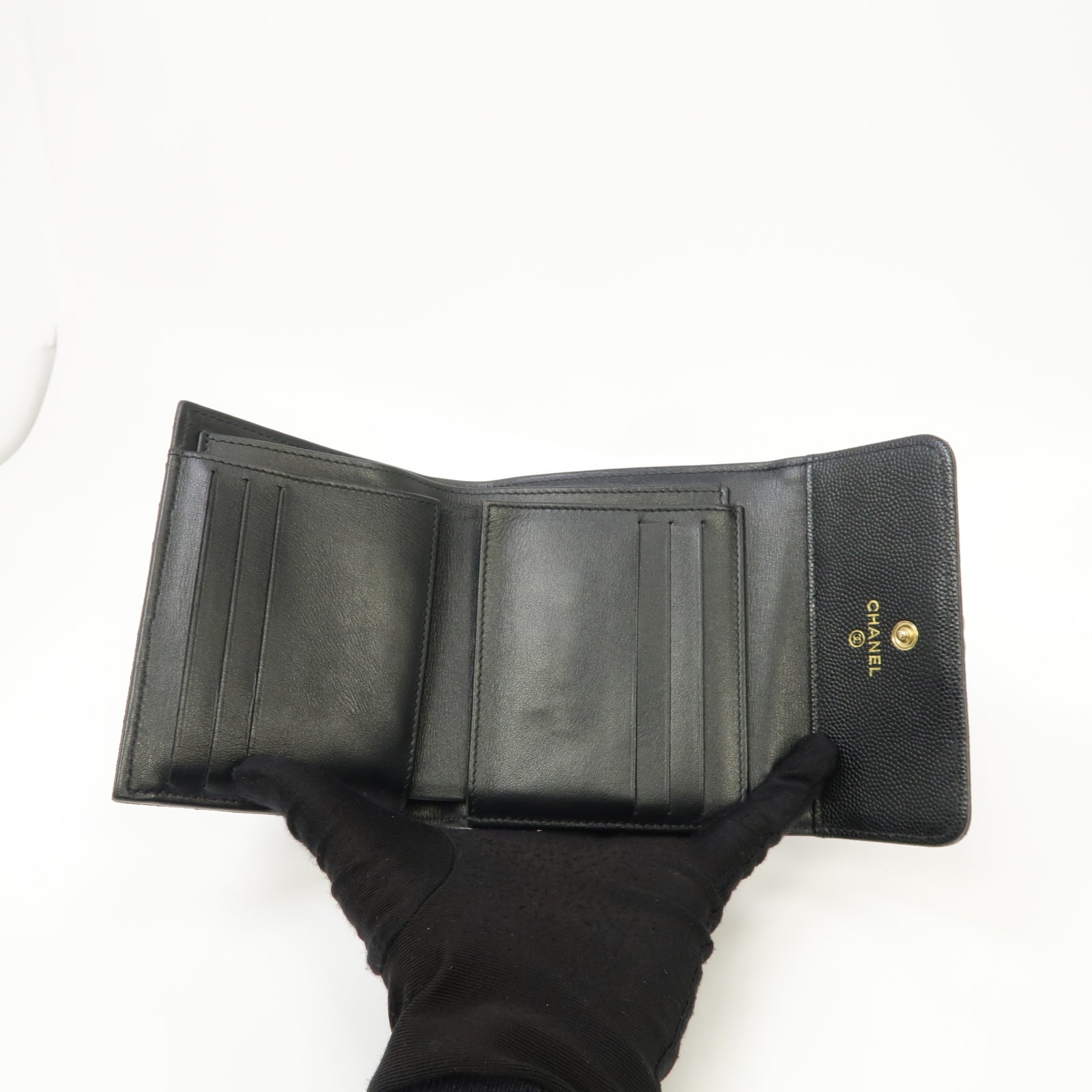 CHANEL 斜紋Caviar皮革Boy Wallet金扣折叠钱包黑色