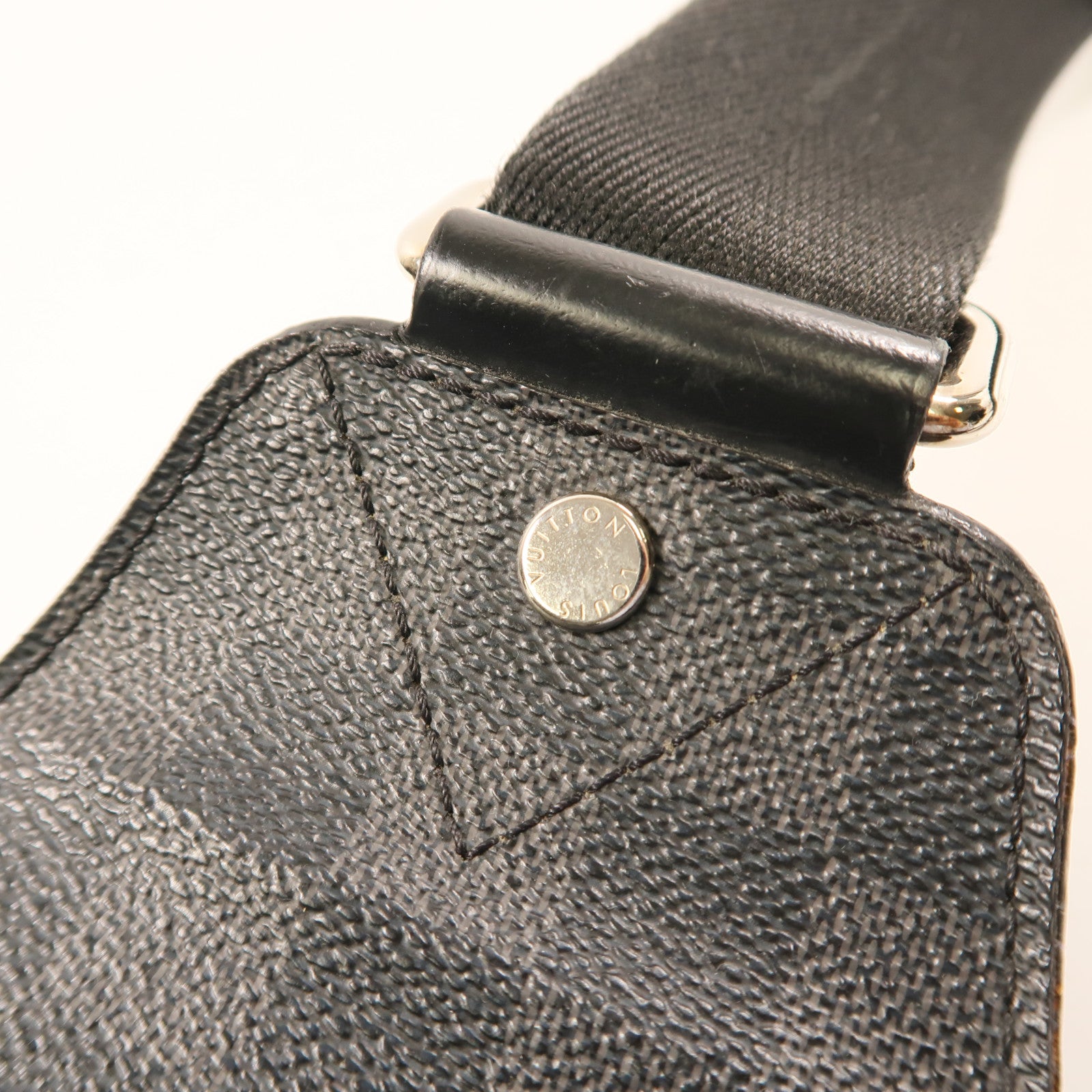 LOUIS VUITTON Damier Graphite Avenue Sling銀扣肩背袋黑色