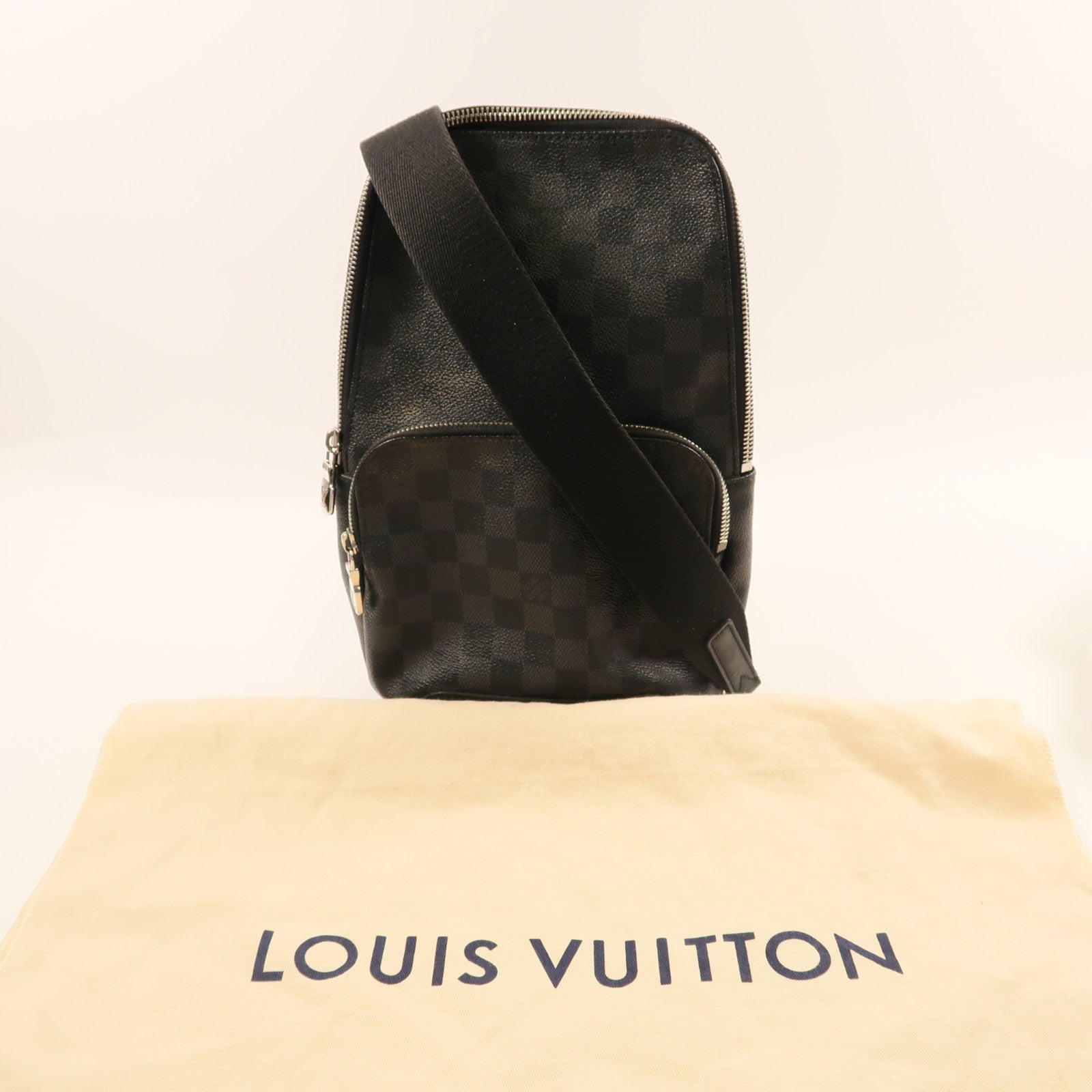 LOUIS VUITTON Damier Graphite Avenue Sling銀扣肩背袋黑色