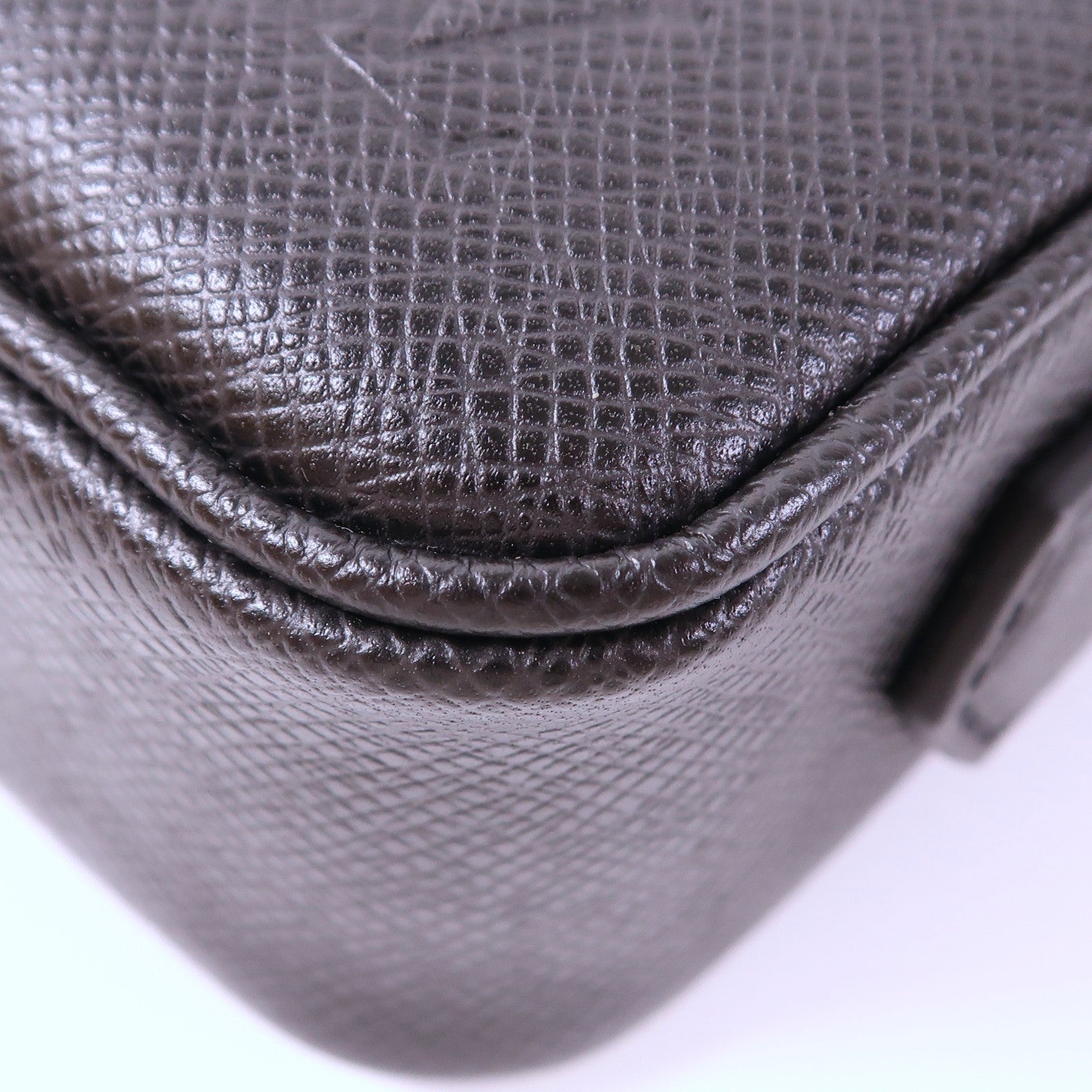 LOUIS VUITTON Taiga Kasai Clutch銀扣手拿包