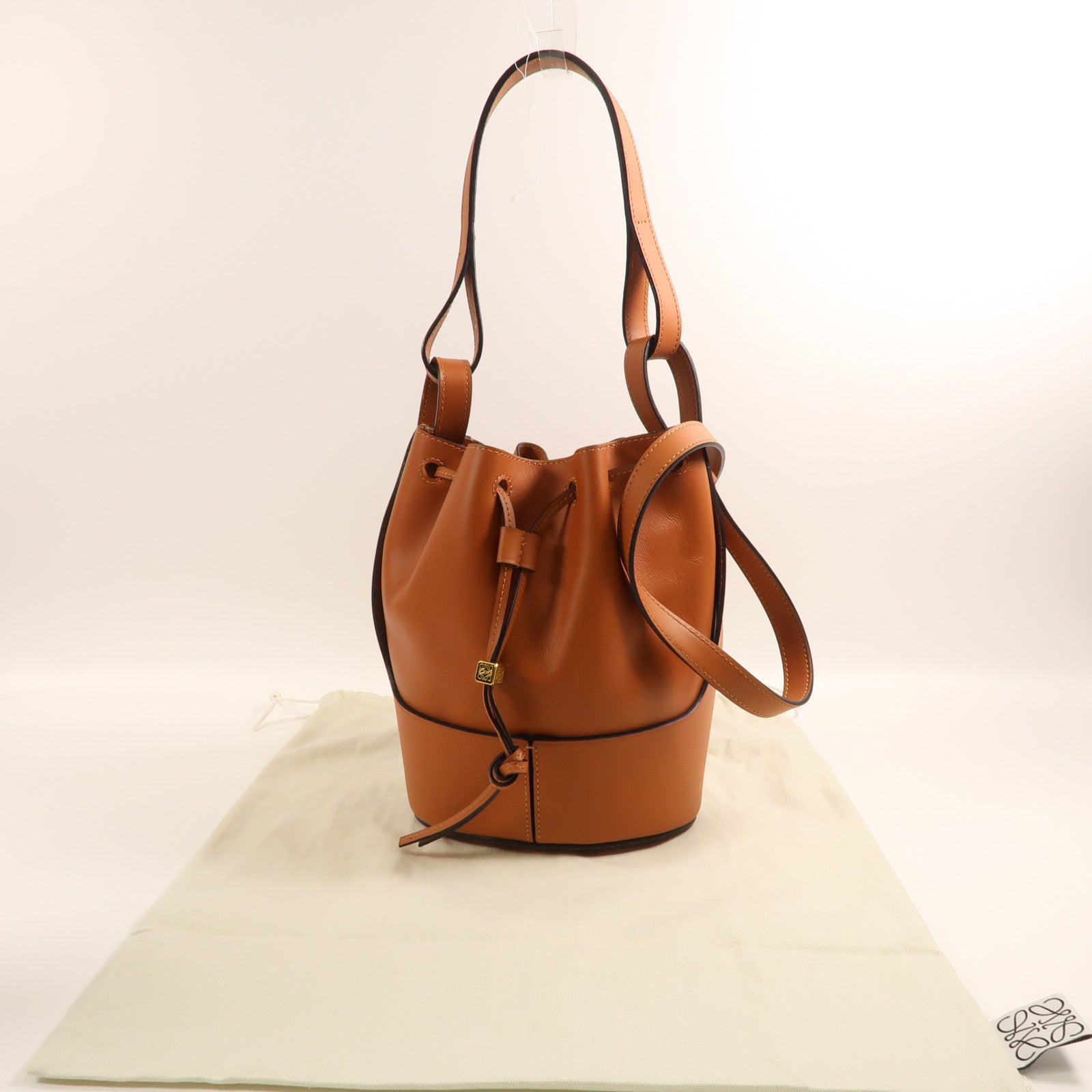 LOEWE 牛皮皮革Balloon金扣手挽肩背兩用袋